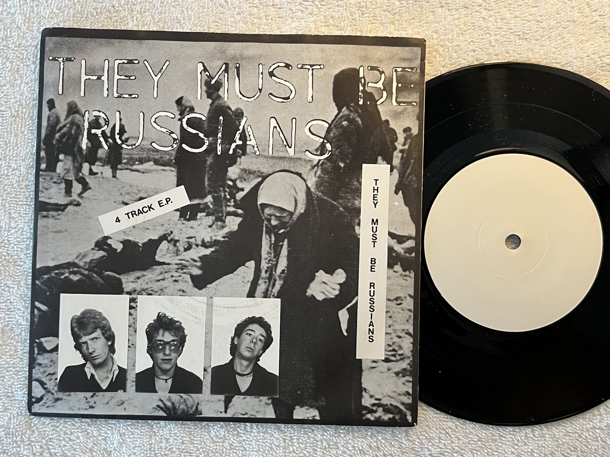 Omslagsbild för skivan THEY MUST BE RUSSIANS 7"EP -79 UK private RVS 001 * NEW WAVE 45 *