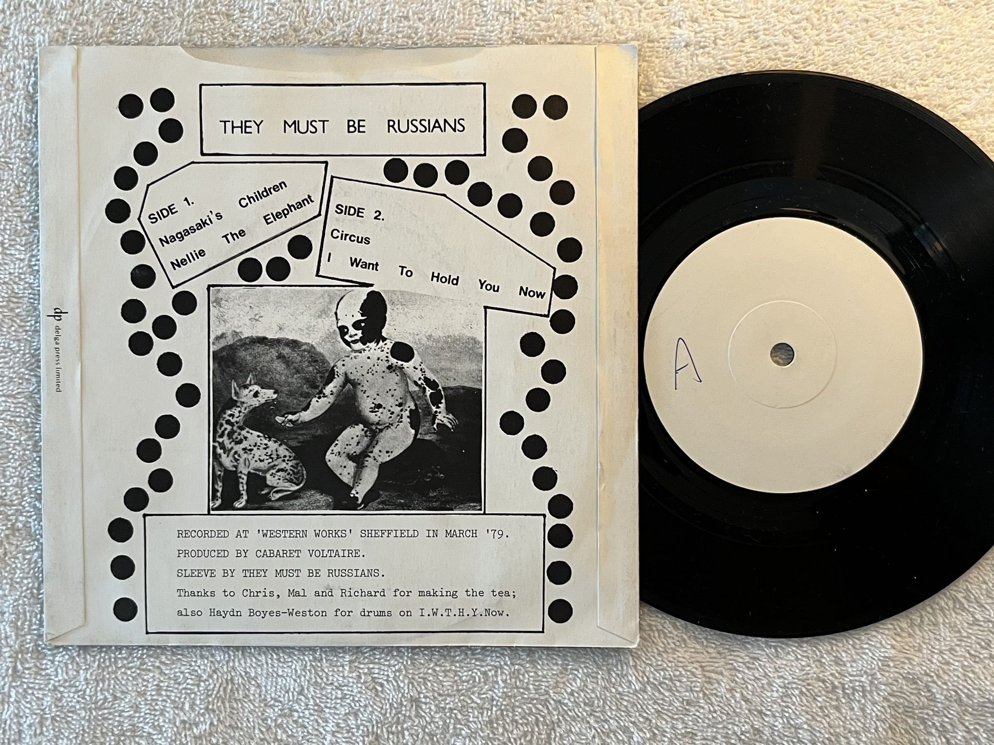 Omslagsbild för skivan THEY MUST BE RUSSIANS 7"EP -79 UK private RVS 001 * NEW WAVE 45 *