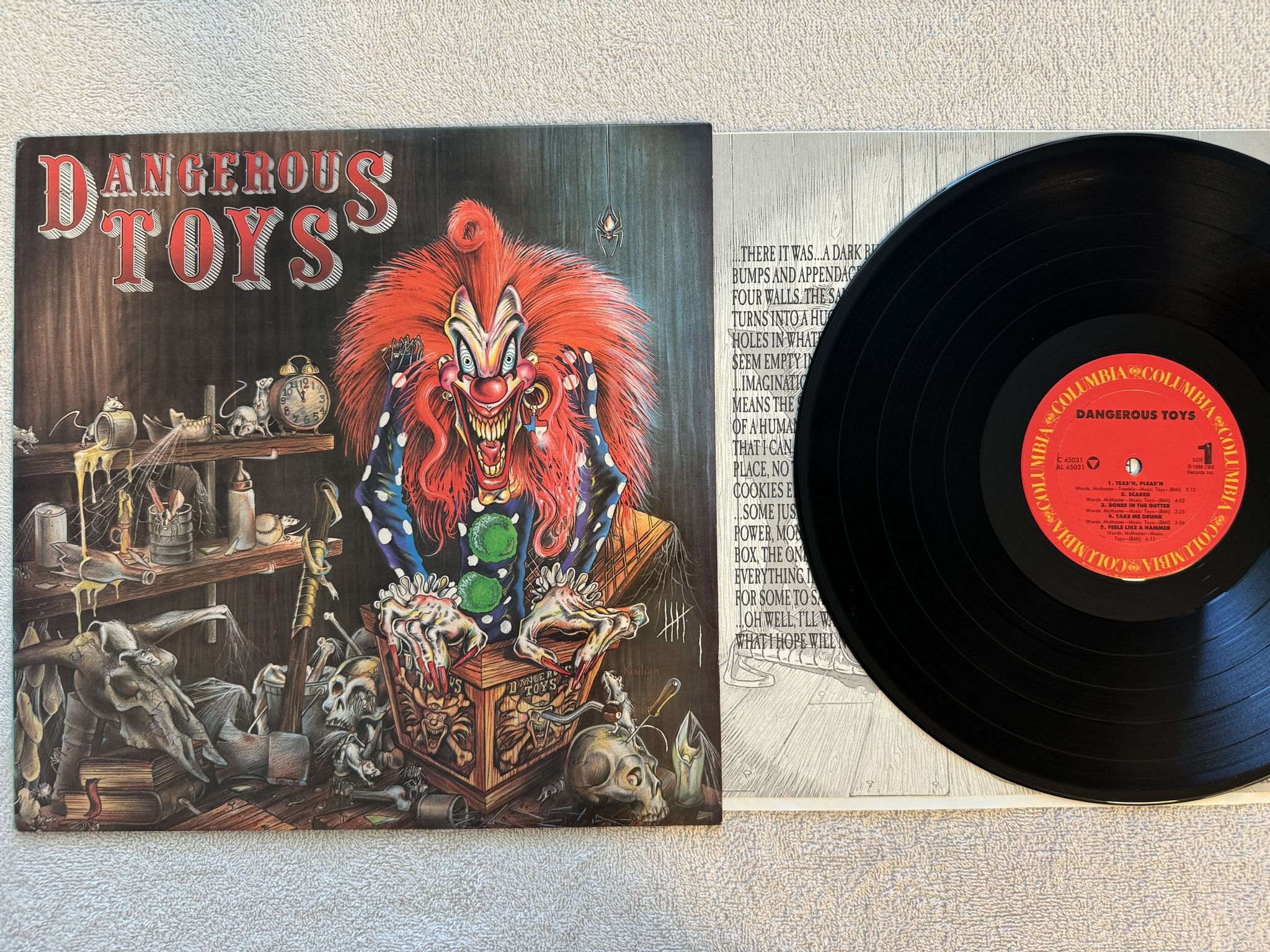 Omslagsbild för skivan DANGEROUS TOYS s/t LP -89 US COLUMBIA C 45031 *** Rare Hard Rock ***