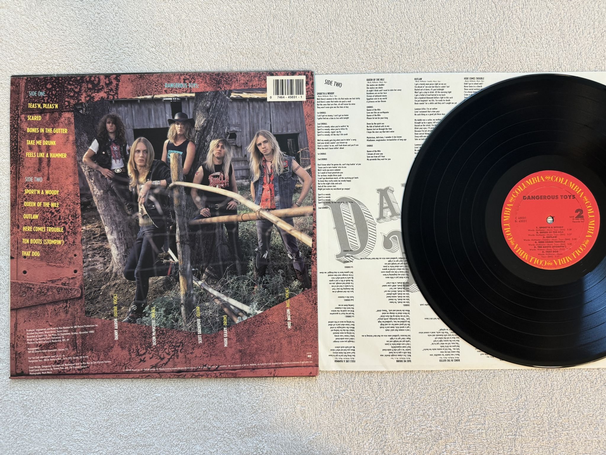 Omslagsbild för skivan DANGEROUS TOYS s/t LP -89 US COLUMBIA C 45031 *** Rare Hard Rock ***