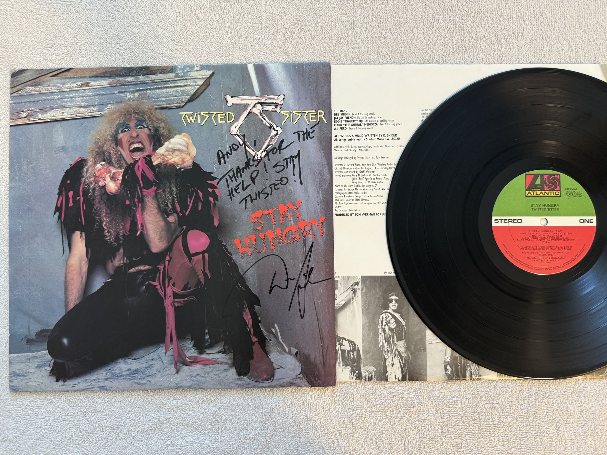 Omslagsbild för skivan TWISTED SISTER Stay Hungry LP -84 Australia ATLANTIC 80156-1 * SIGNED BY DEE *