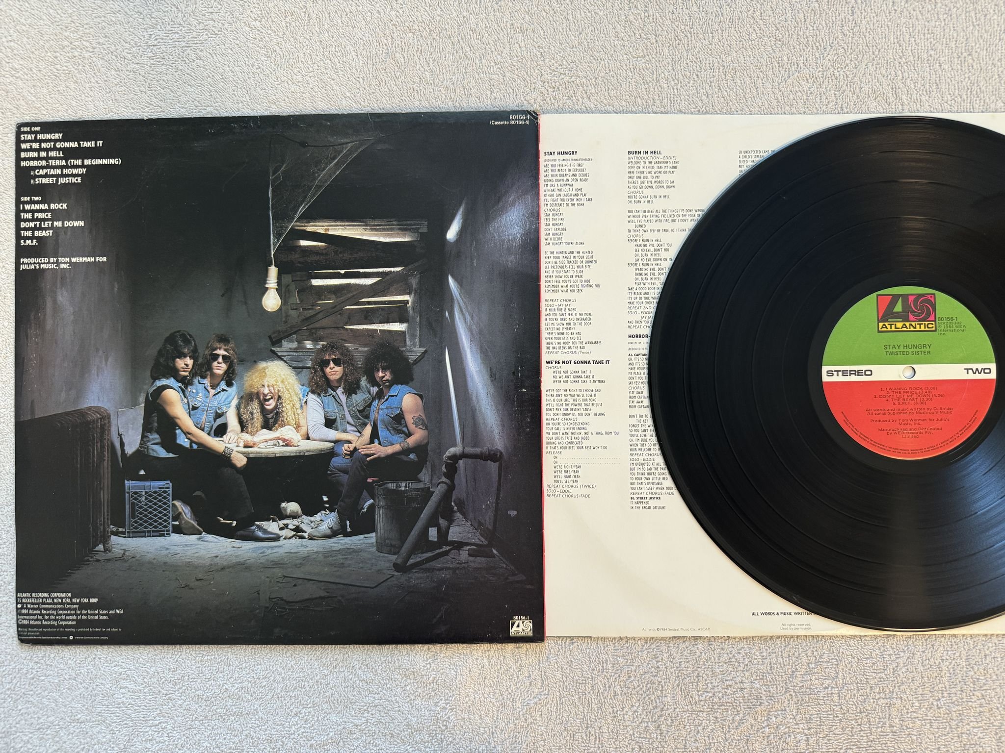 Omslagsbild för skivan TWISTED SISTER Stay Hungry LP -84 Australia ATLANTIC 80156-1 * SIGNED BY DEE *