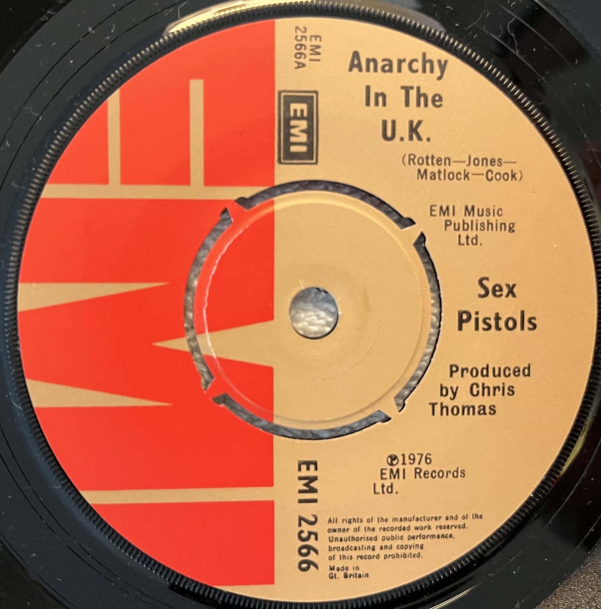 Omslagsbild för skivan SEX PISTOLS anarchy in the UK 7" UK -76 EMI 2566 ** CLASSIC PUNK 45 **