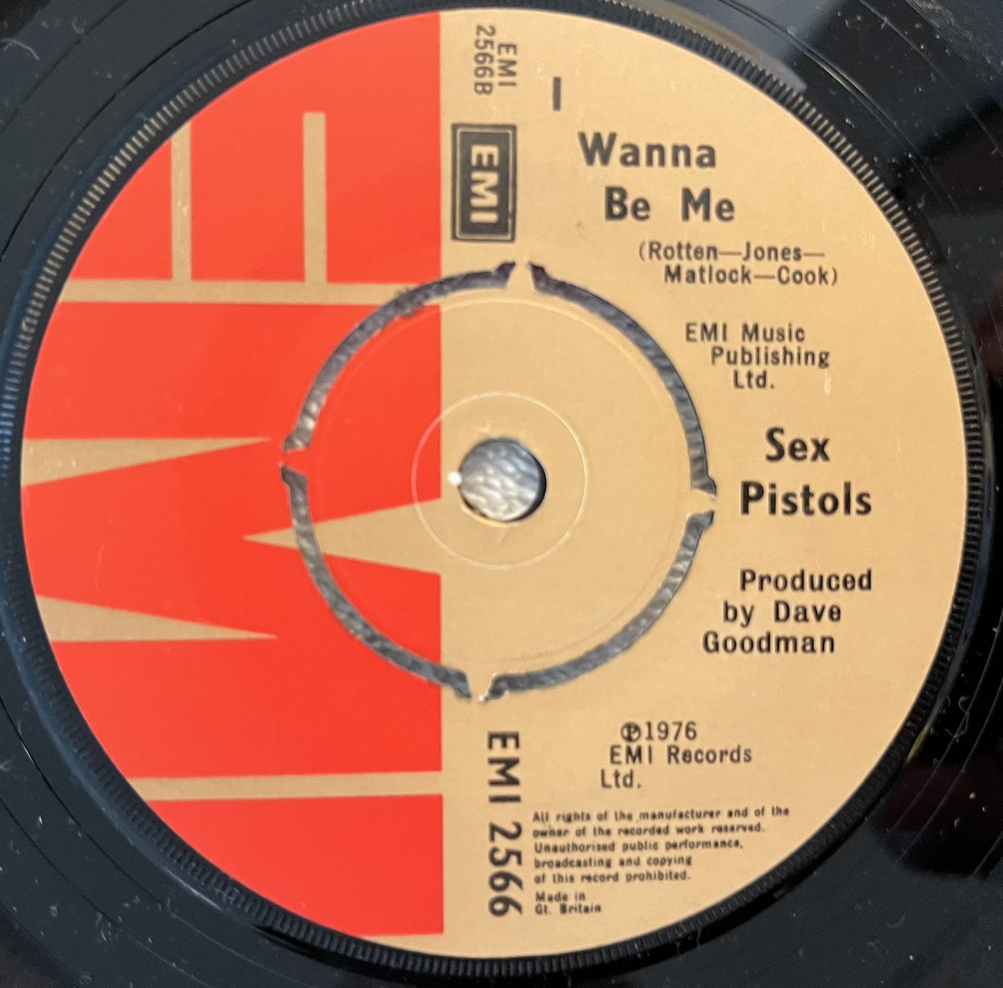 Omslagsbild för skivan SEX PISTOLS anarchy in the UK 7" UK -76 EMI 2566 ** CLASSIC PUNK 45 **