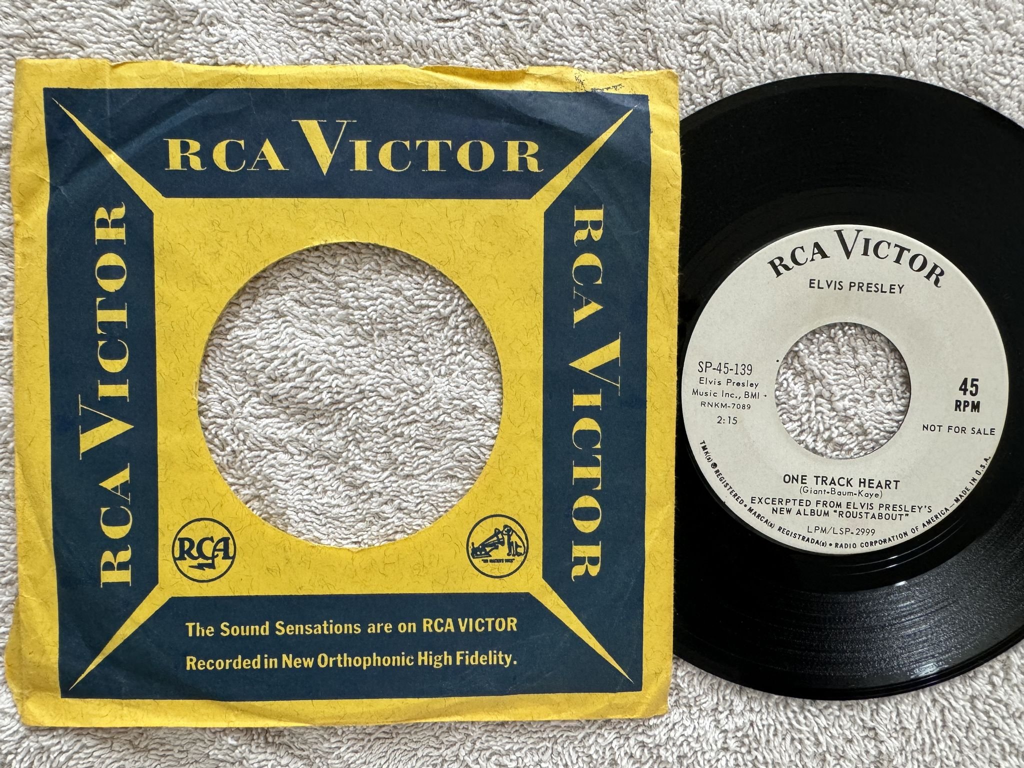 Omslagsbild för skivan ELVIS PRESLEY roustabout 7" -64 US RCA SP-45-139 *** MEGA RARE PROMO ***