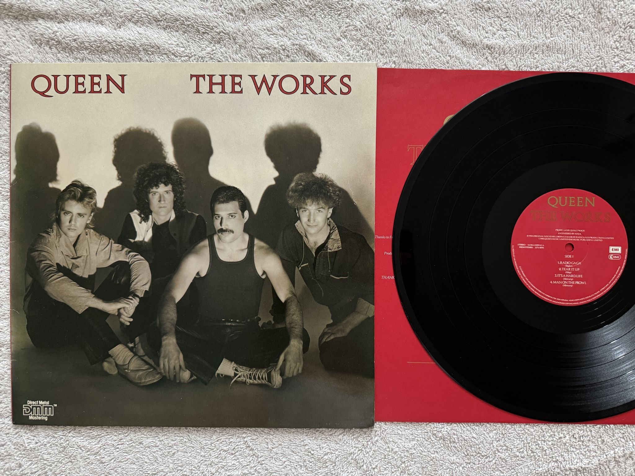 Omslagsbild för skivan QUEEN the works LP -84 EMI 064-2400141