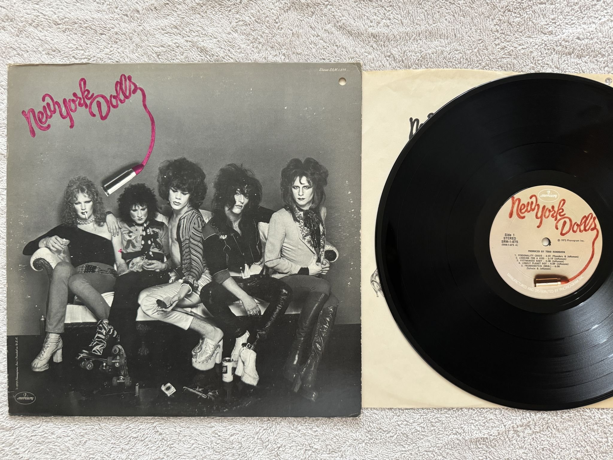 Omslagsbild för skivan NEW YORK DOLLS s/t LP -73 US MERCURY SRM-1-675 *** CLASSIC ***
