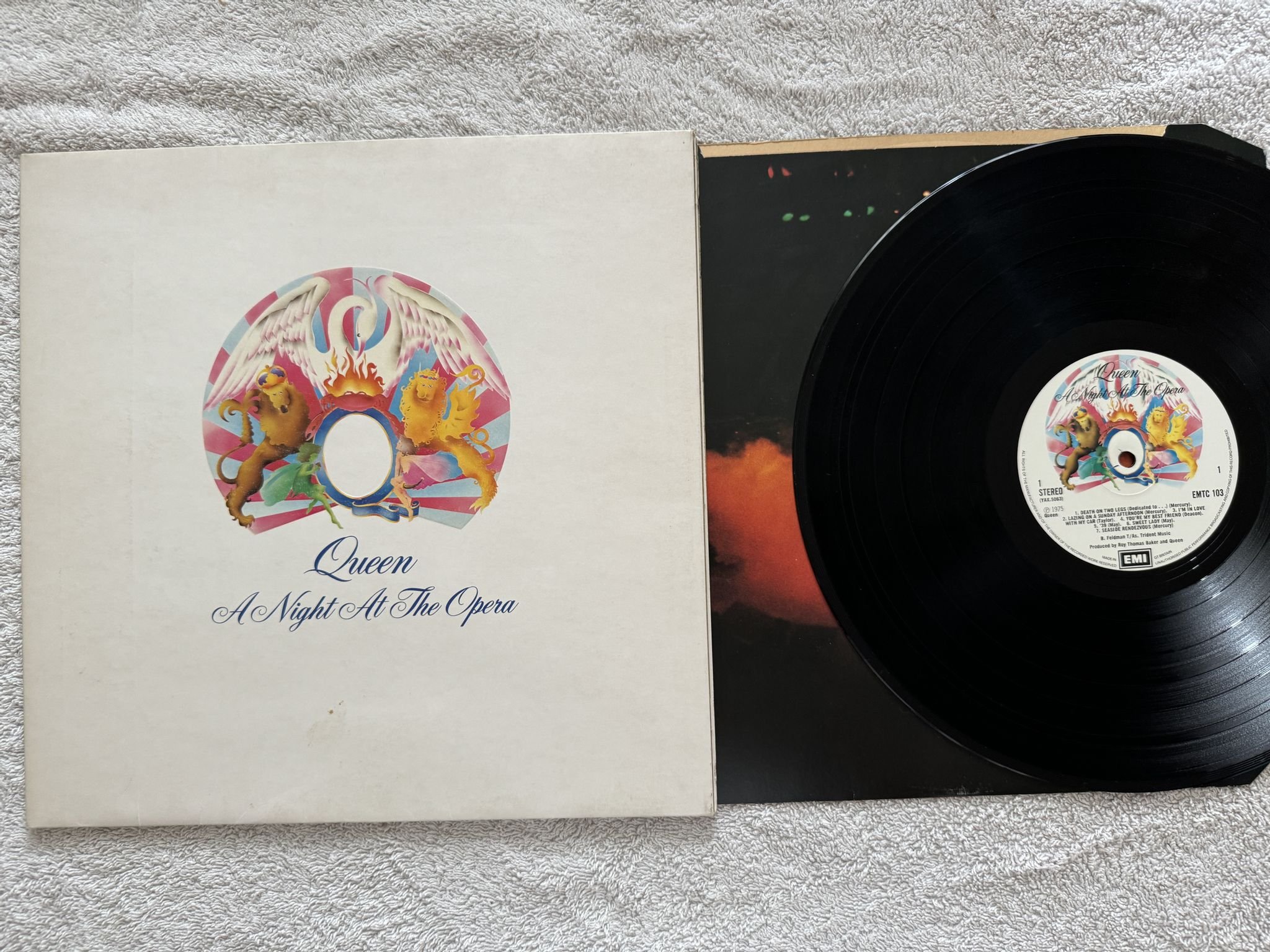 Omslagsbild för skivan QUEEN a night at the opera LP -75 UK EMI EMTC 103 *** MASTERPIECE ***