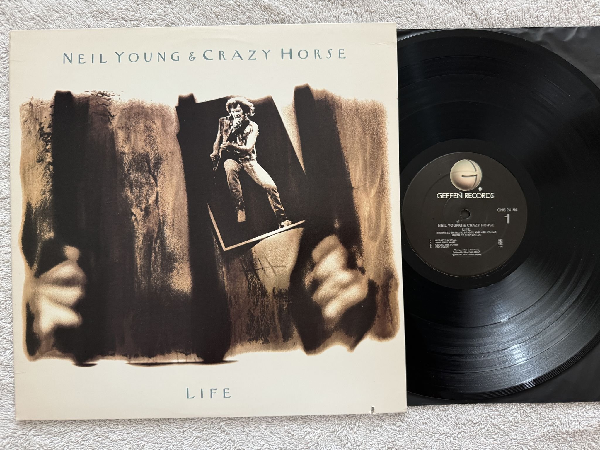 Omslagsbild för skivan NEIL YOUNG & CRAZY HORSE life LP -87 US GEFFEN GHS 24154