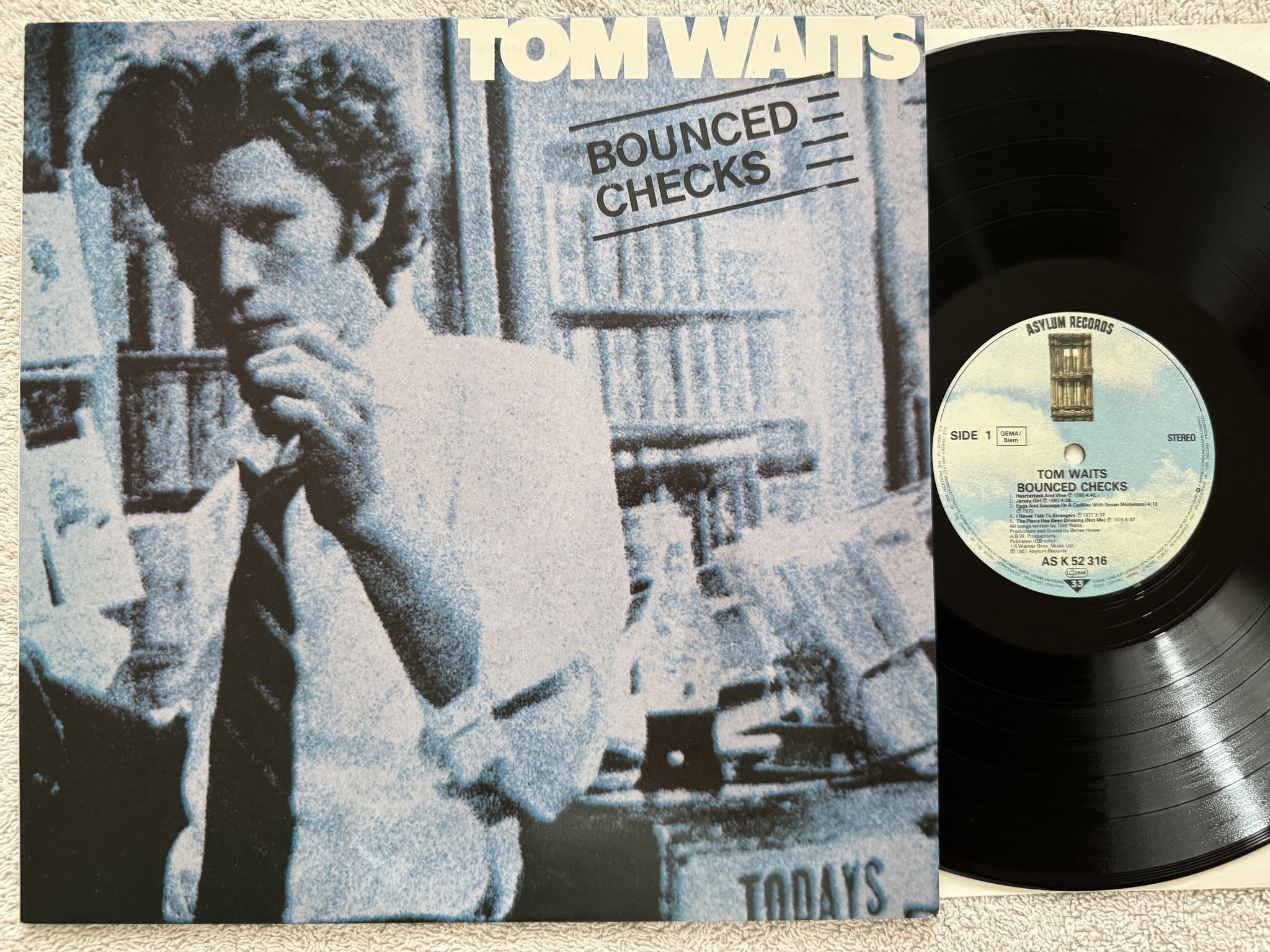 Omslagsbild för skivan TOM WAITS bounced checks LP -81 Ger ASYLUM AS K 52316