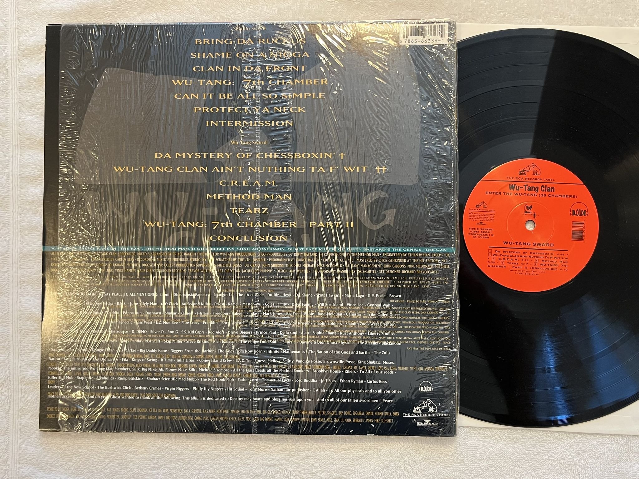 Omslagsbild för skivan WU-TANG CLAN enter the Wu-Tang (36 Chambers) LP -93 US LOUD 07863 66336-1