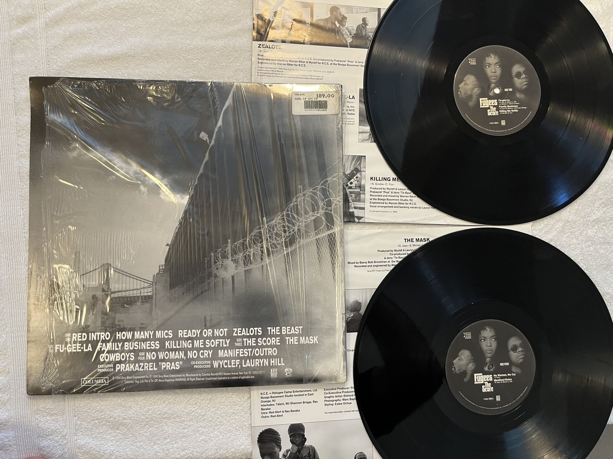 Omslagsbild för skivan FUGEES The Score 2xLP -96 US COLUMBIA C2 67147 *** YEAH ***