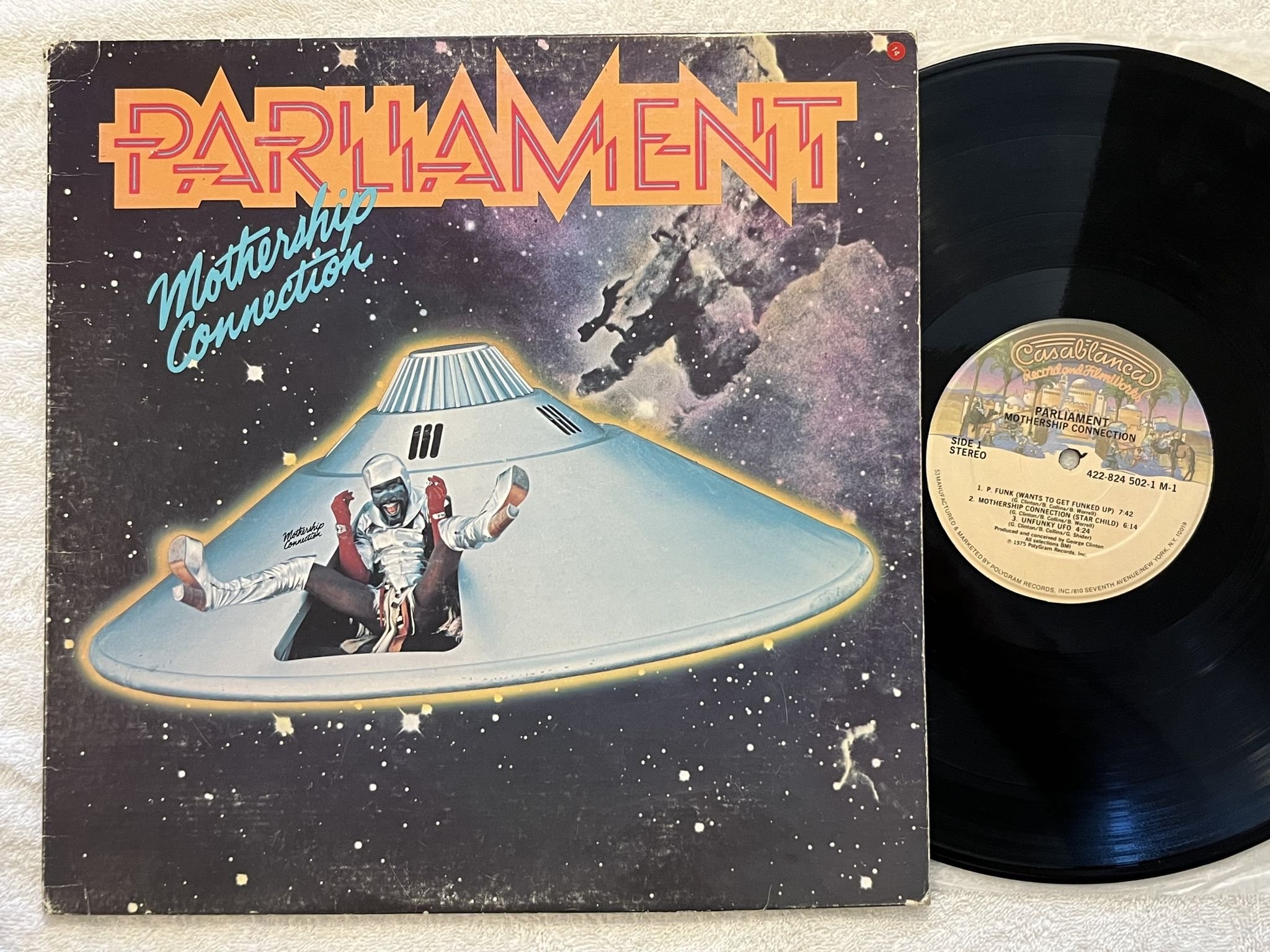 Omslagsbild för skivan PARLIAMENT mothership connection LP -75/86 re US US CASABLANCA 422-824 502-1 M-1