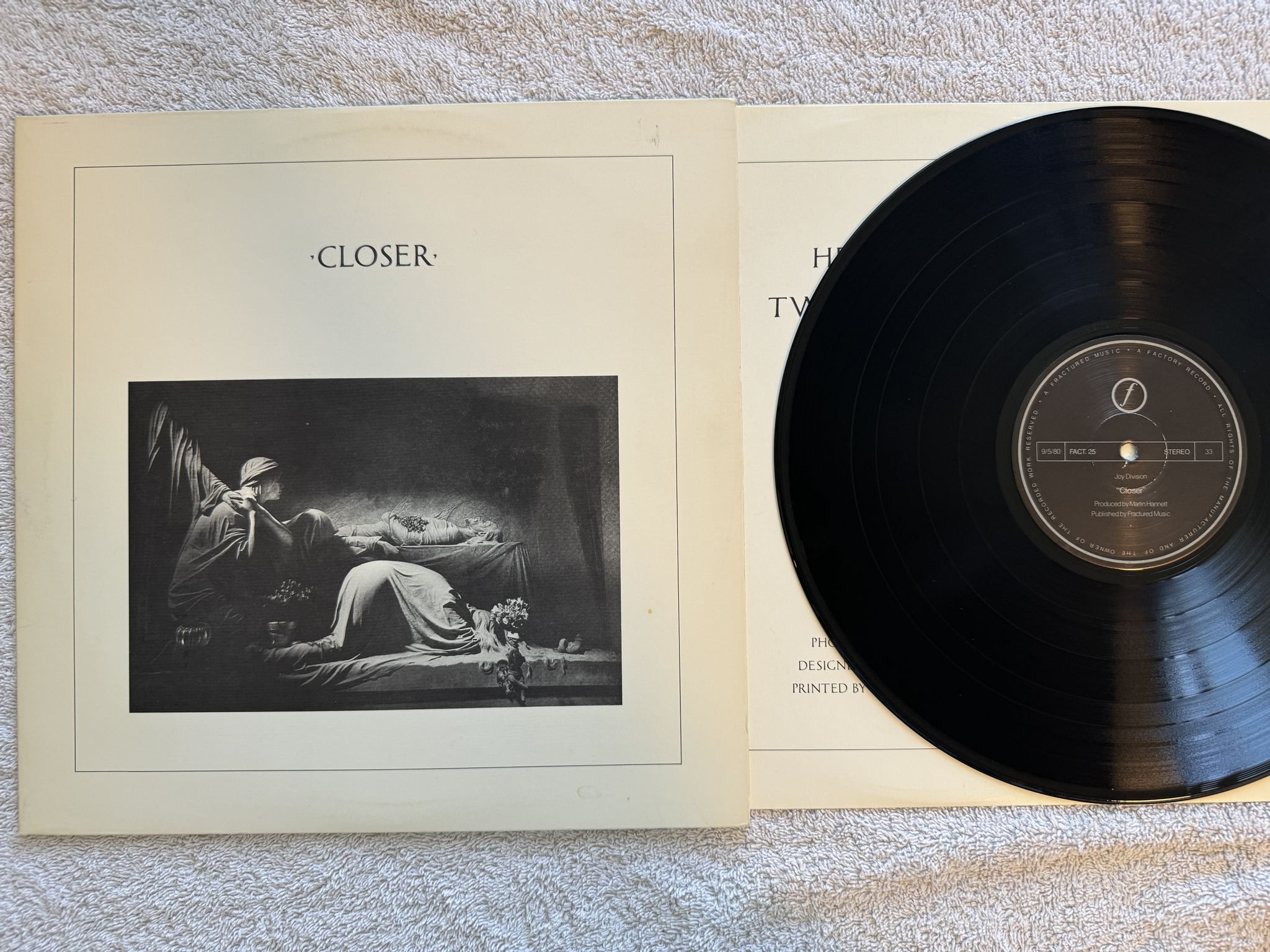 Omslagsbild för skivan JOY DIVISION closer LP -80 UK FACTORY FACT25 * STRAIGHT CORNERS / TRANSCLUCENT *
