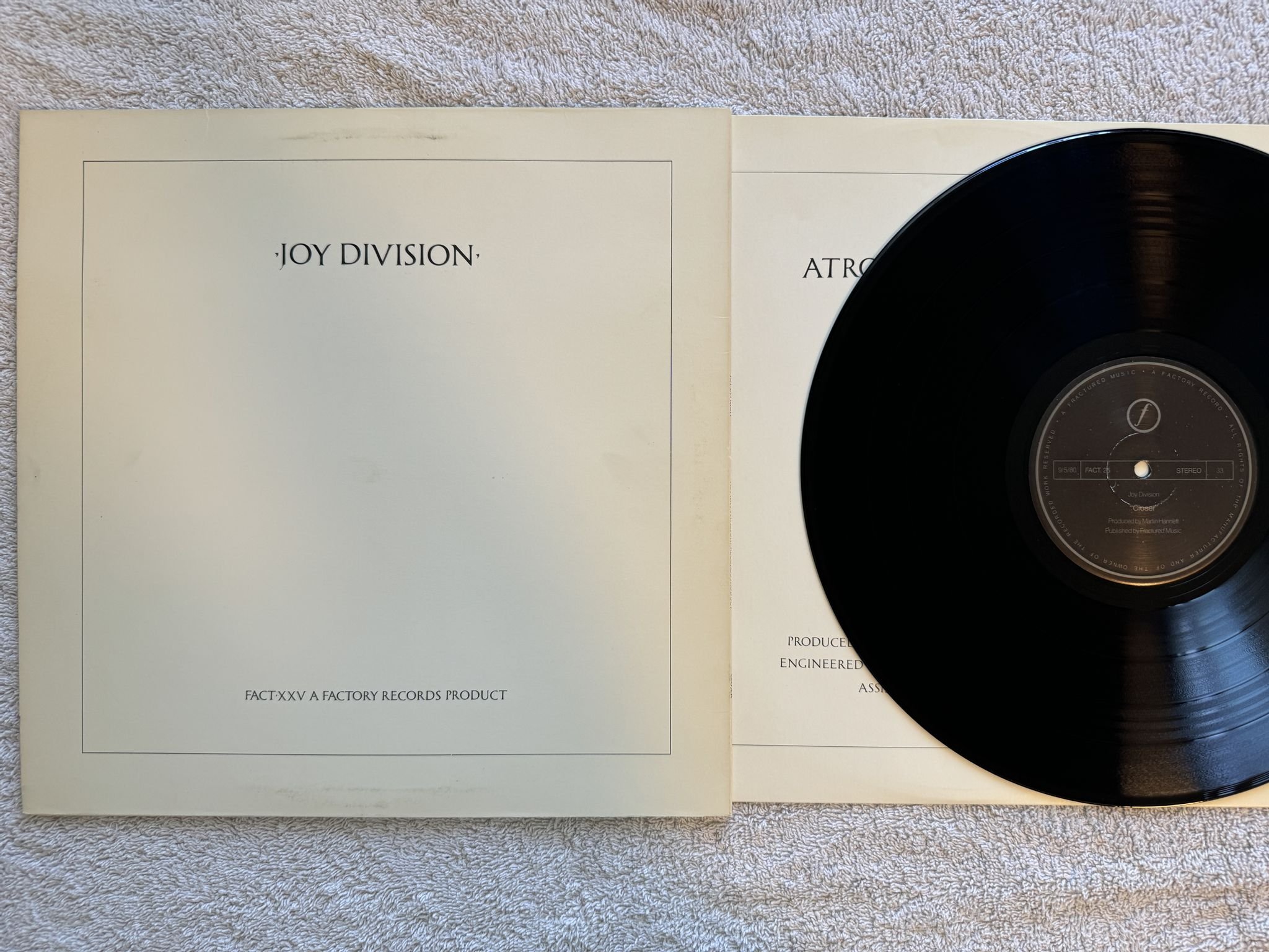 Omslagsbild för skivan JOY DIVISION closer LP -80 UK FACTORY FACT25 * STRAIGHT CORNERS / TRANSCLUCENT *