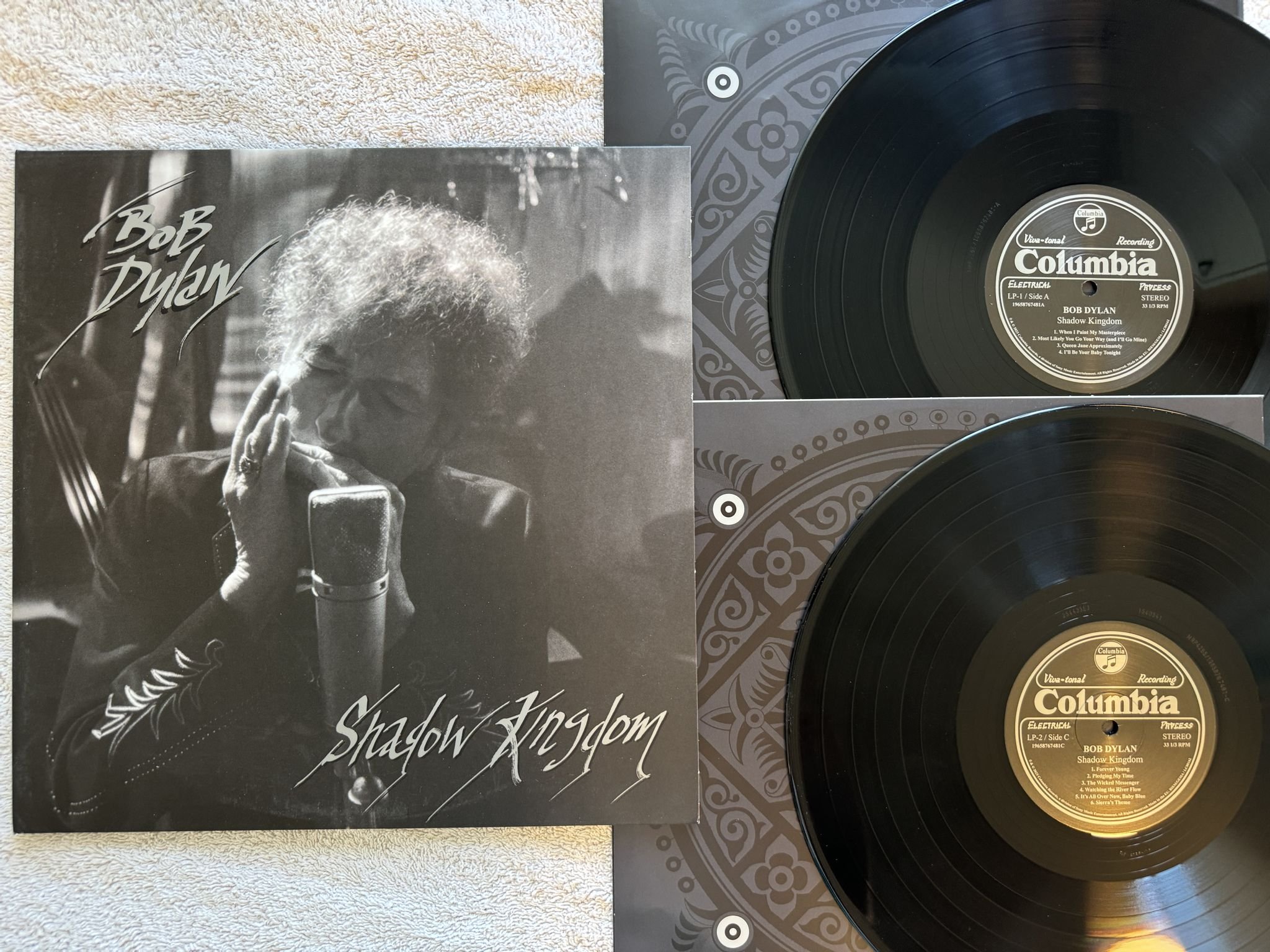 Omslagsbild för skivan BOB DYLAN Shadow Kingdom 2xLP 2023 COLUMBIA 19658767481
