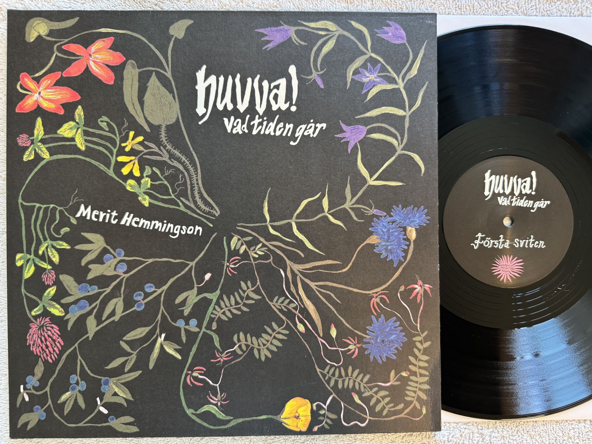 Omslagsbild för skivan MERIT HEMMINGSSON Huvva! Vad Tiden Går LP 2021 supertraditional SUPERTRAD 011
