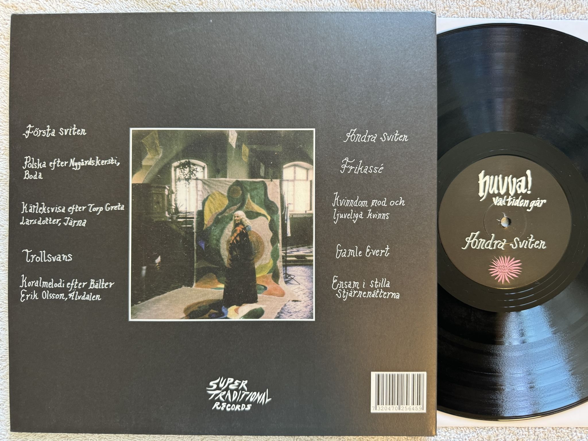 Omslagsbild för skivan MERIT HEMMINGSSON Huvva! Vad Tiden Går LP 2021 supertraditional SUPERTRAD 011