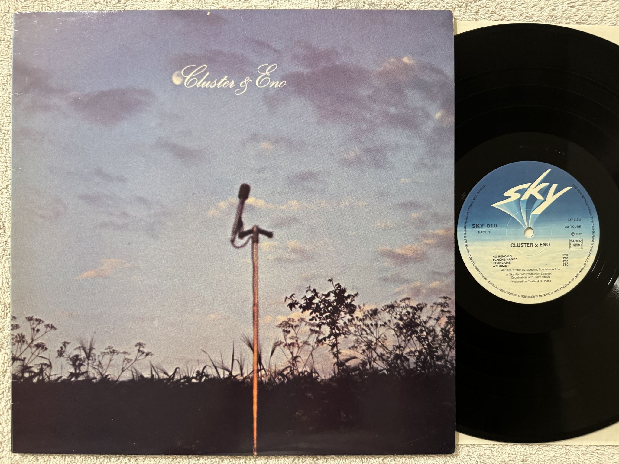 Omslagsbild för skivan CLUSTER & ENO s/t LP -77 Ger SKY 010 *** ELECTRONIC / AMBIENT ***