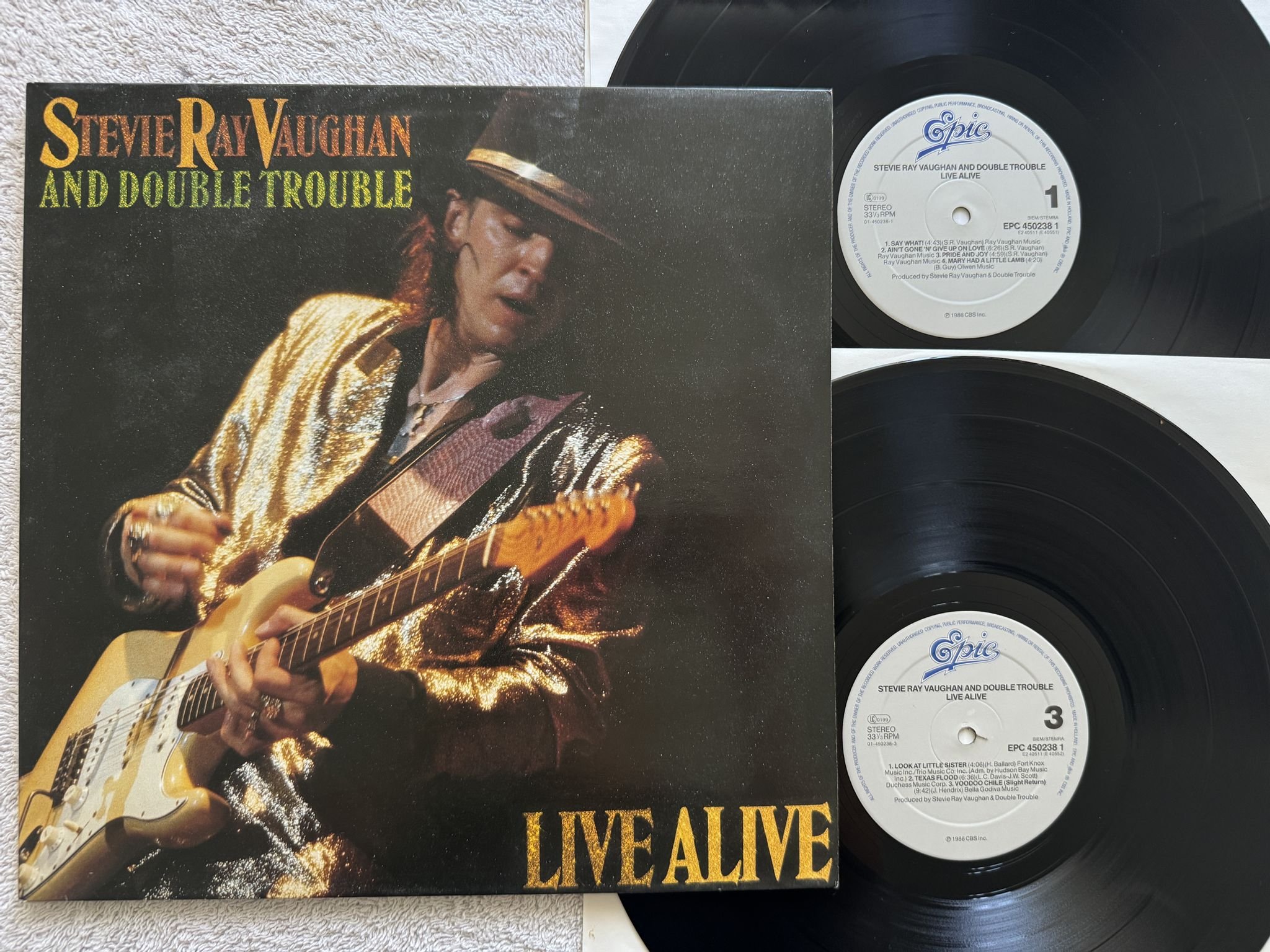 Omslagsbild för skivan STEVIE RAY VAUGHAN Live Alive 2xLP -86 Hol EPIC EPC 450238 1