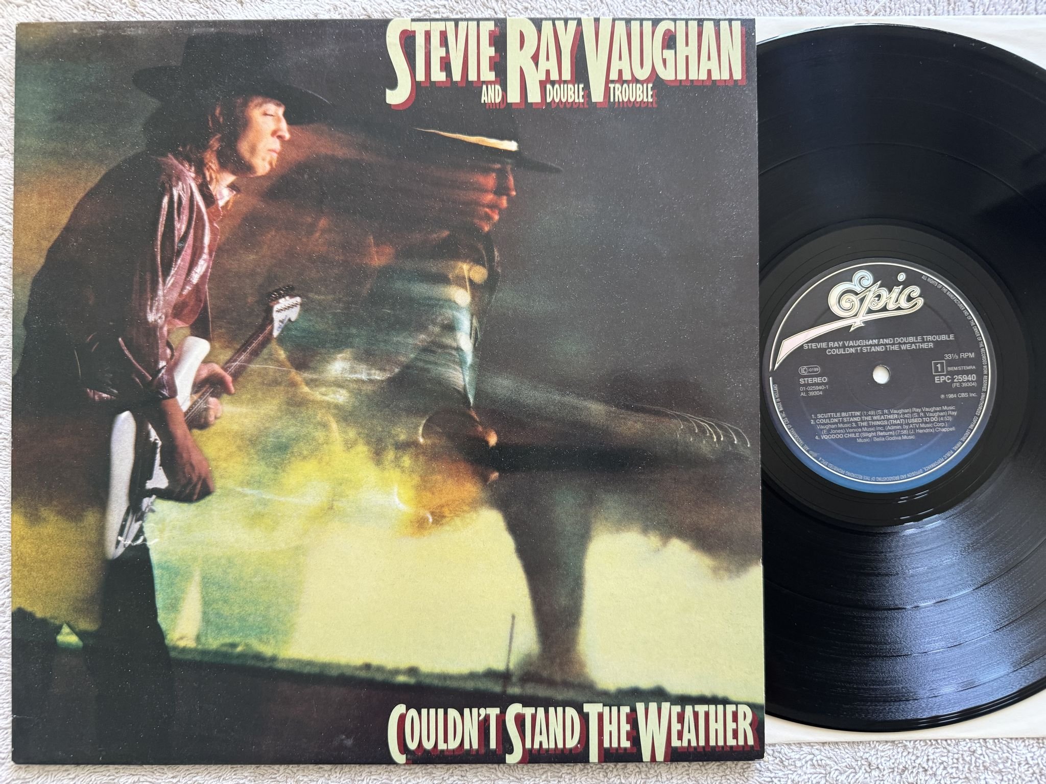 Omslagsbild för skivan STEVIE RAY VAUGHAN Couldn't Stand The Weather LP -84 Hol EPIC EPC 25940