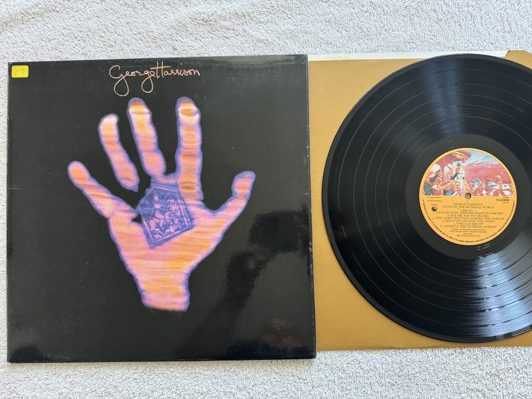 Omslagsbild för skivan GEORGE HARRISON Living In The Material World LP -73 UK APPLE PAS100006