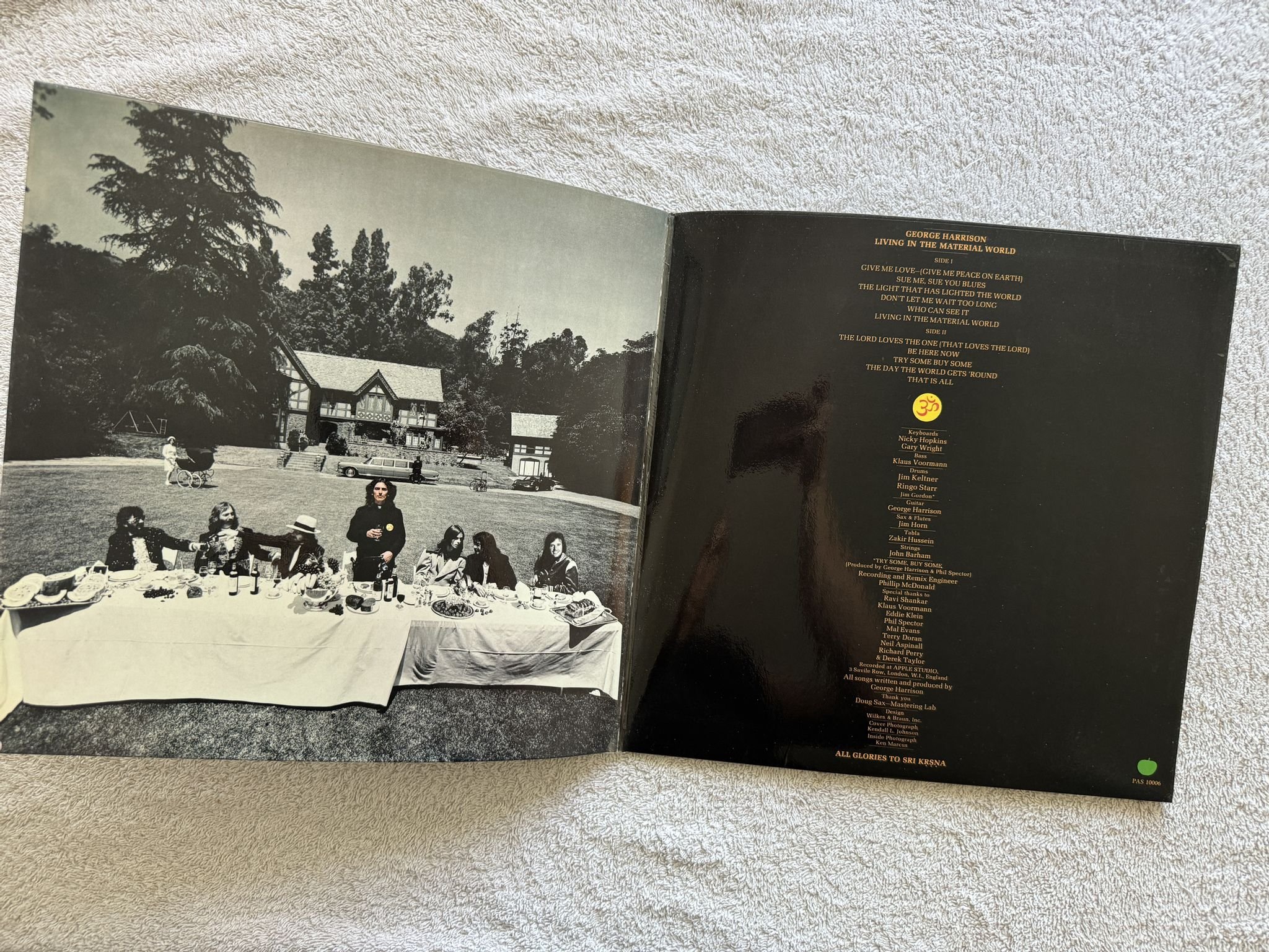 Omslagsbild för skivan GEORGE HARRISON Living In The Material World LP -73 UK APPLE PAS100006
