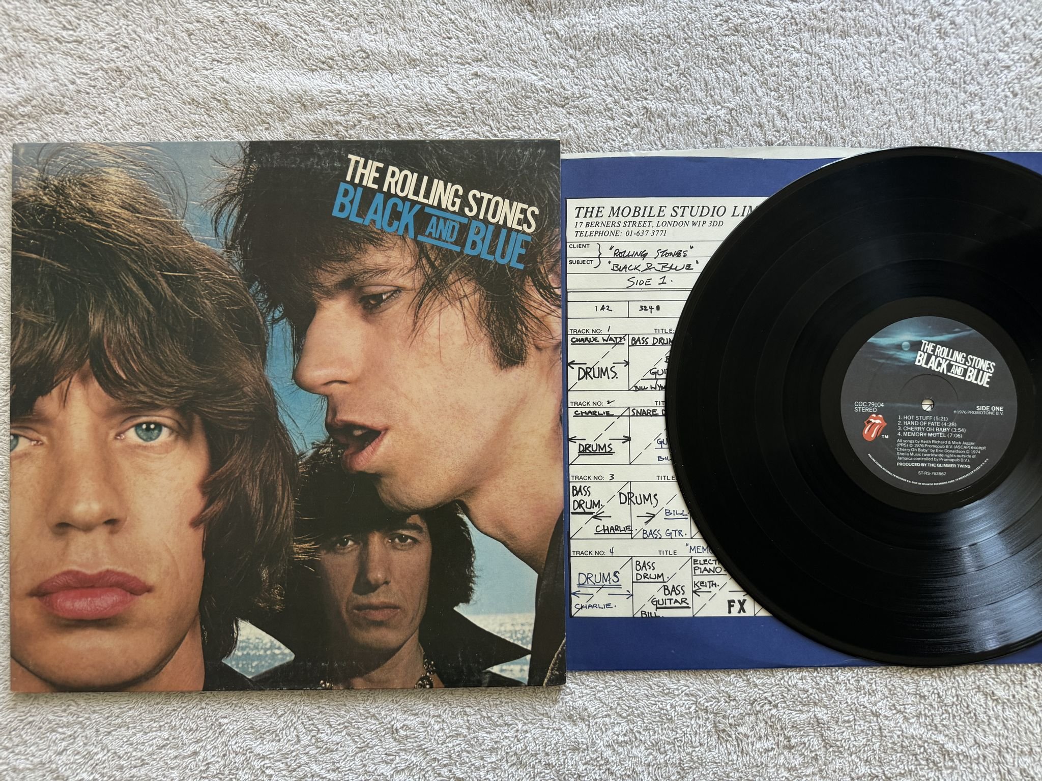 Omslagsbild för skivan THE ROLLING STONES black and blue LP -76 US COC 79104