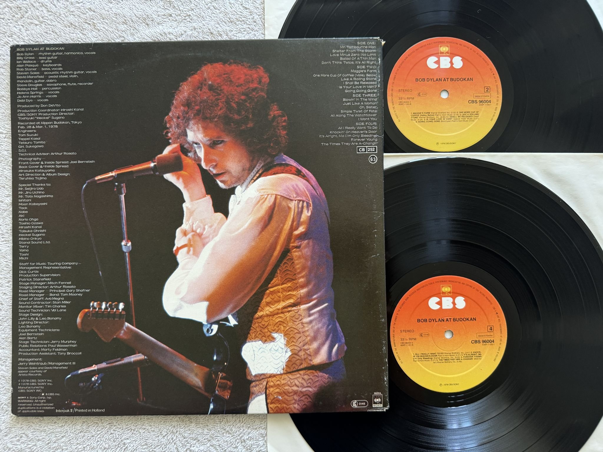 Omslagsbild för skivan BOB DYLAN at budokan 2xLP -78 Hol CBS 96004 *** POSTER / BOOKLET ***