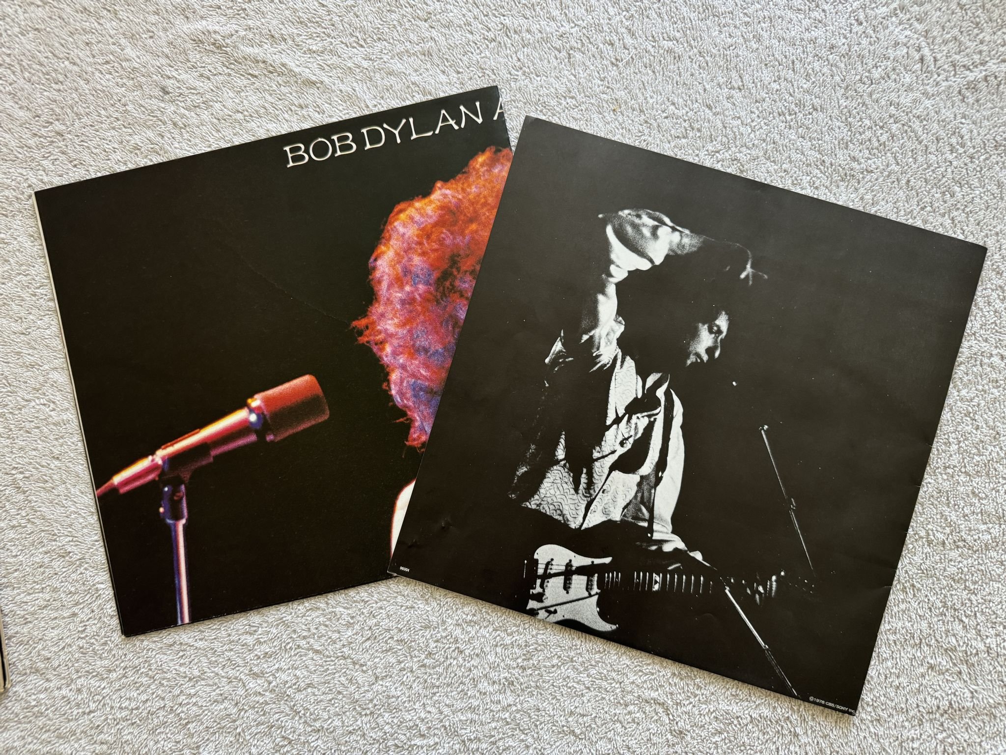 Omslagsbild för skivan BOB DYLAN at budokan 2xLP -78 Hol CBS 96004 *** POSTER / BOOKLET ***