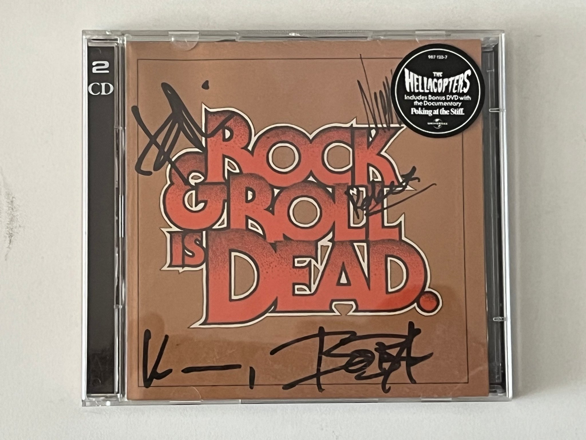 Omslagsbild för skivan The Hellacopters - rock n roll is dead CD *** Signed by all ***
