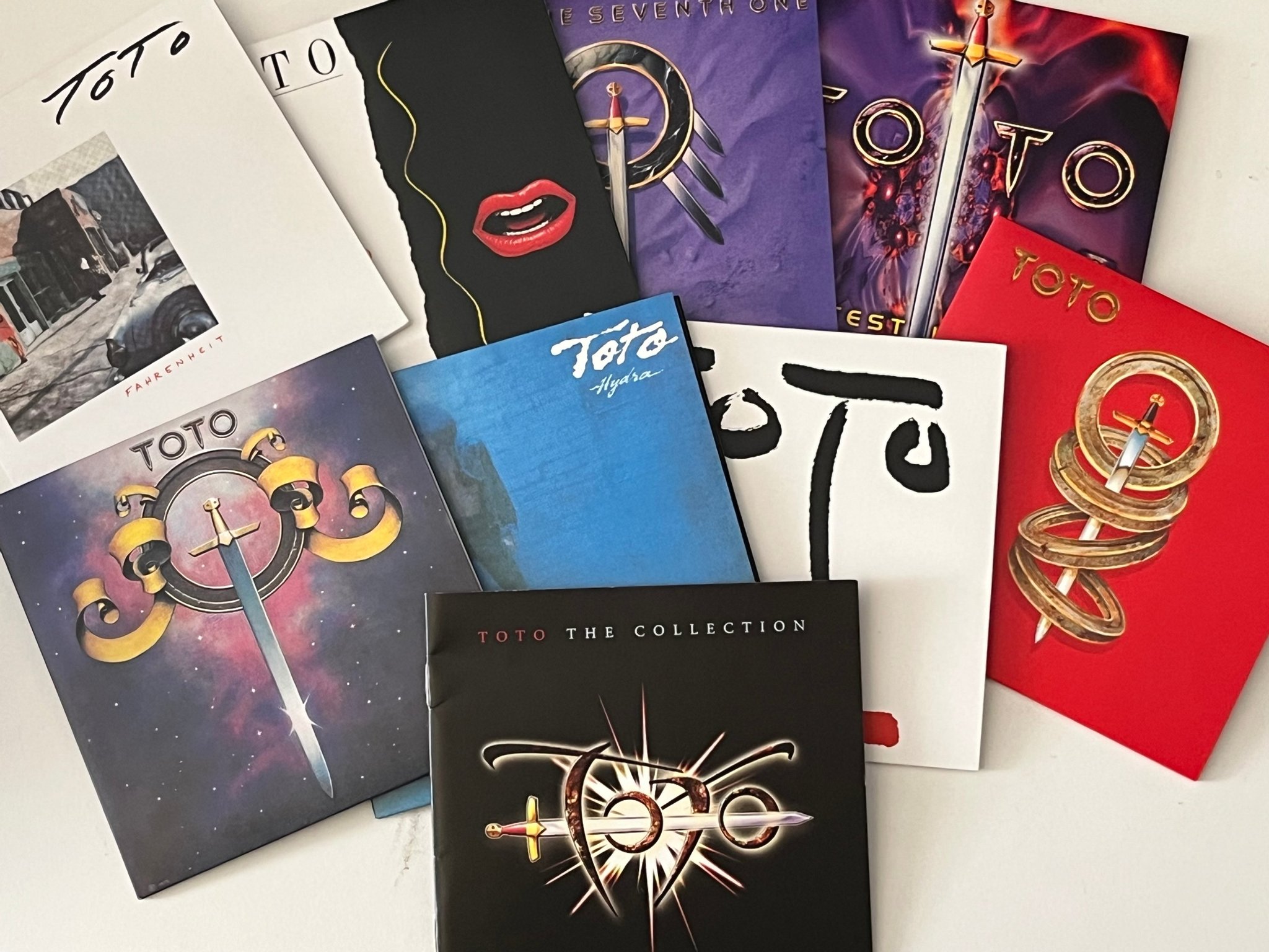 Omslagsbild för skivan TOTO – The Collection 8xCD BOX 2008 Columbia – 88697 25126 2