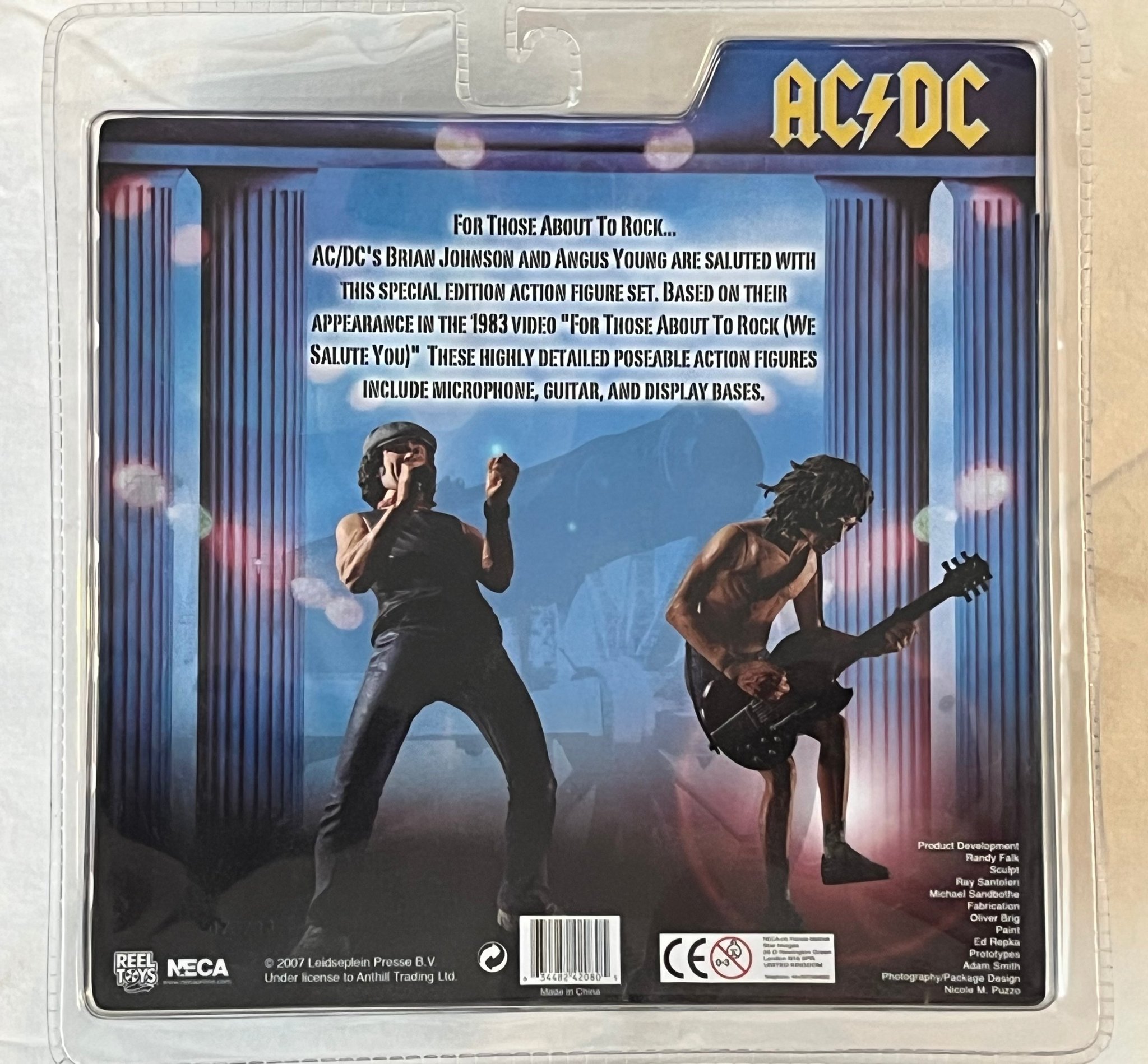 Omslagsbild för skivan BRIAN JOHNSON & ANGUS YOUNG oanvända dockor AC/DC