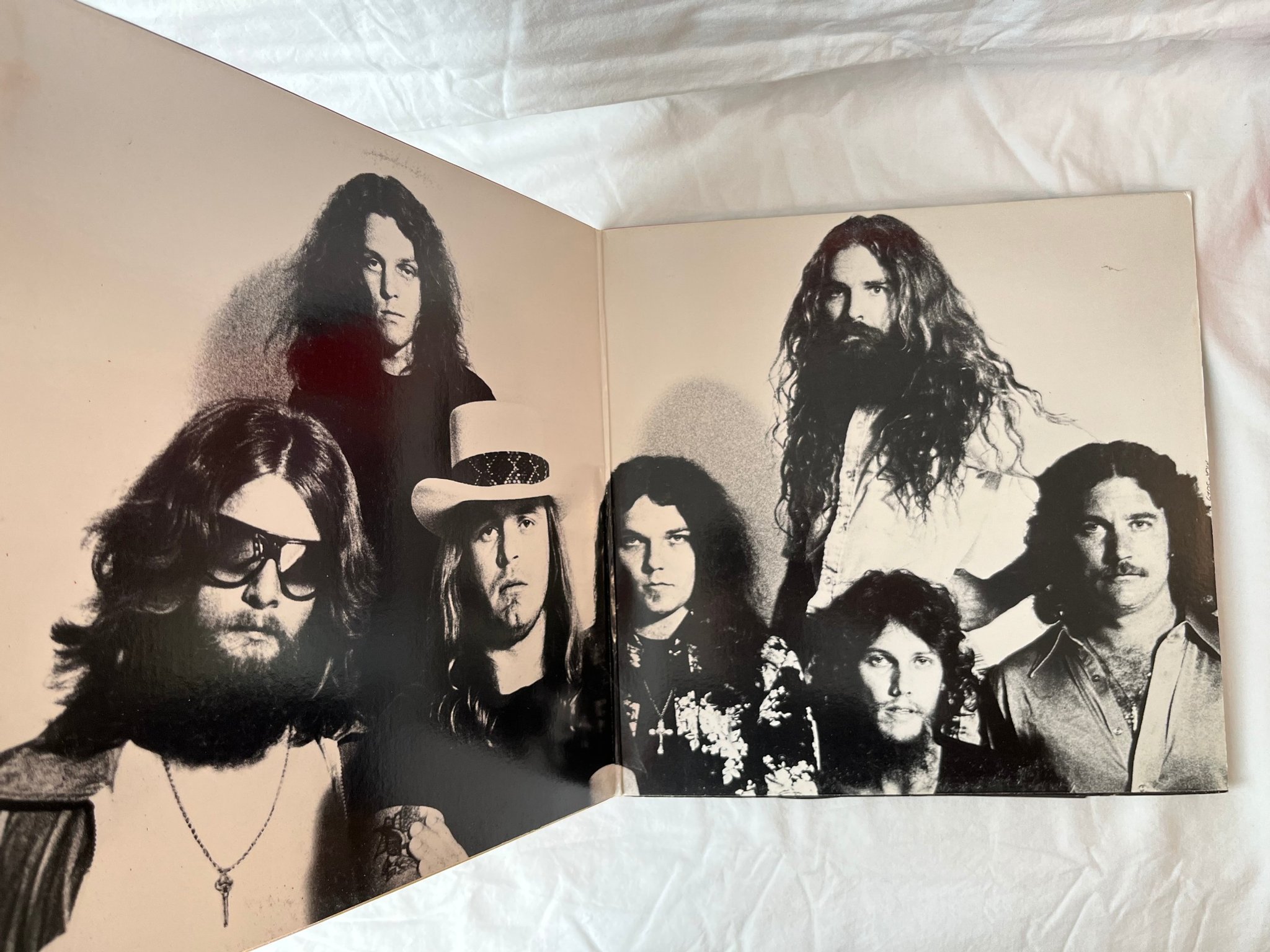 Omslagsbild för skivan LYNYRD SKYNYRD Street Survivors LP US MCA 3029 signed front cover
