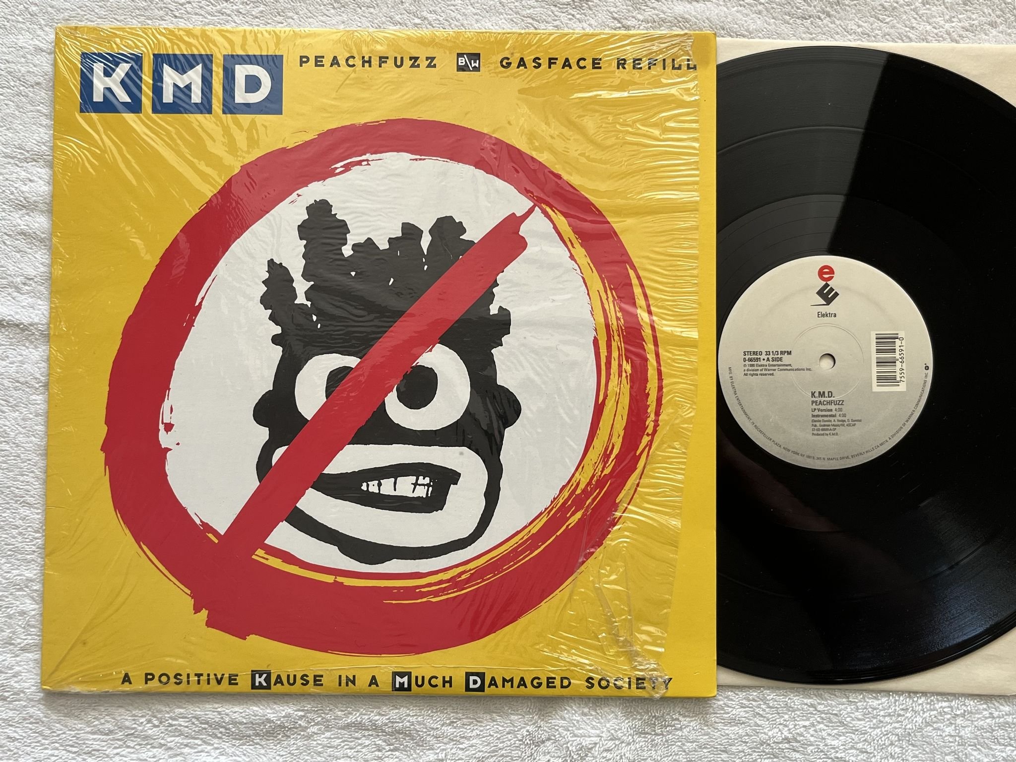 Omslagsbild för skivan KMD peachfuzz 12" -90 US ELEKTRA 0-65591 *** Daniel Dumile aka MF DOOM ***