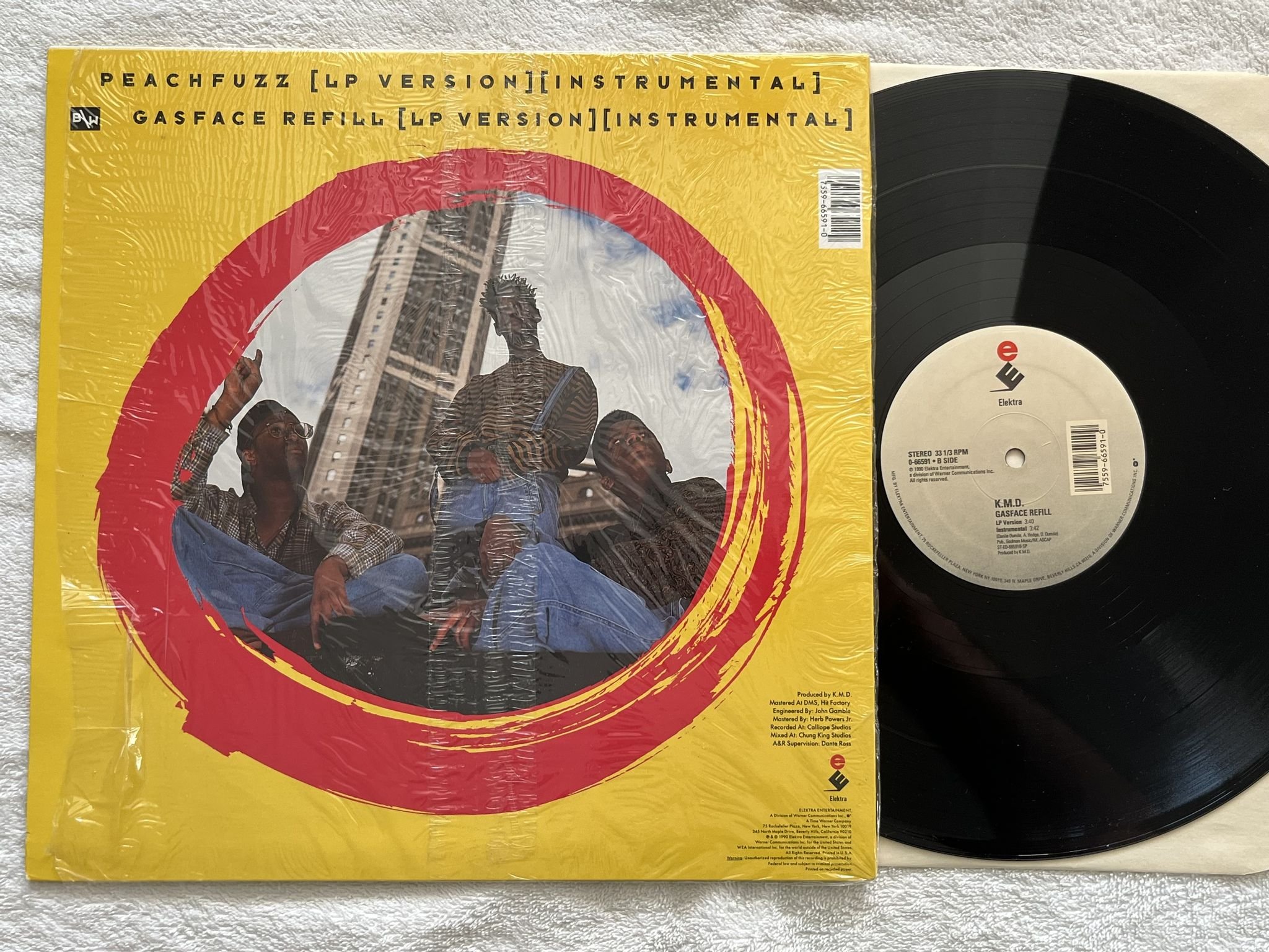 Omslagsbild för skivan KMD peachfuzz 12" -90 US ELEKTRA 0-65591 *** Daniel Dumile aka MF DOOM ***