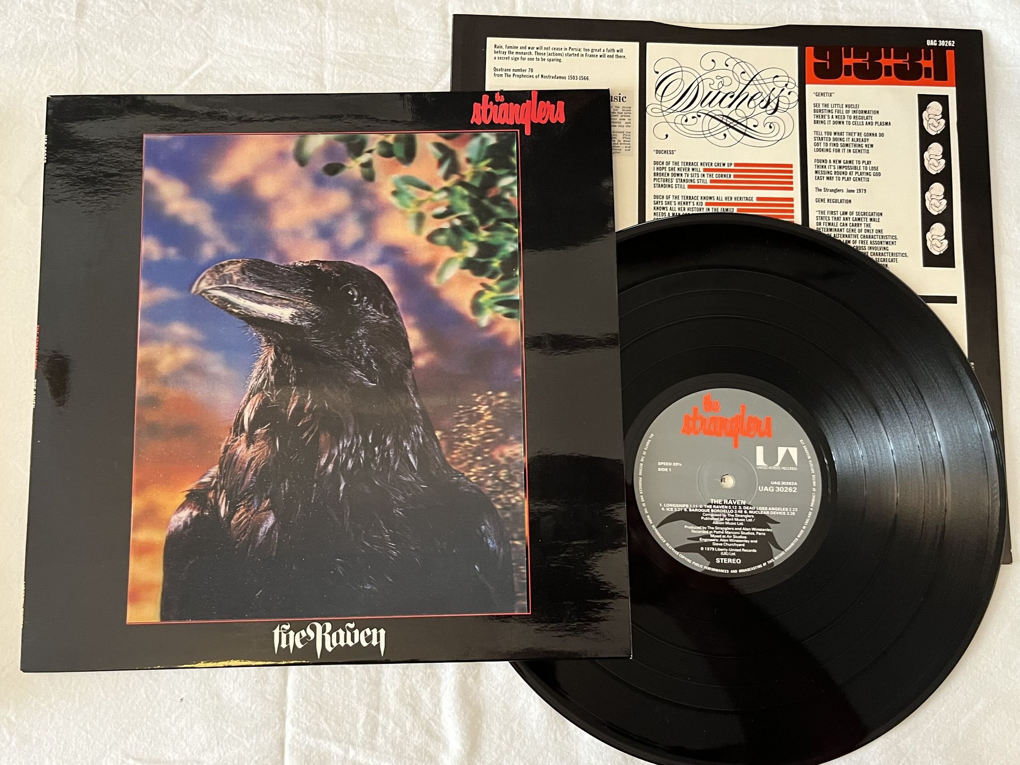 Omslagsbild för skivan THE STRANGLERS The Raven LP -79 UK united artists UAG 30262 *** 3D Sleeve ***