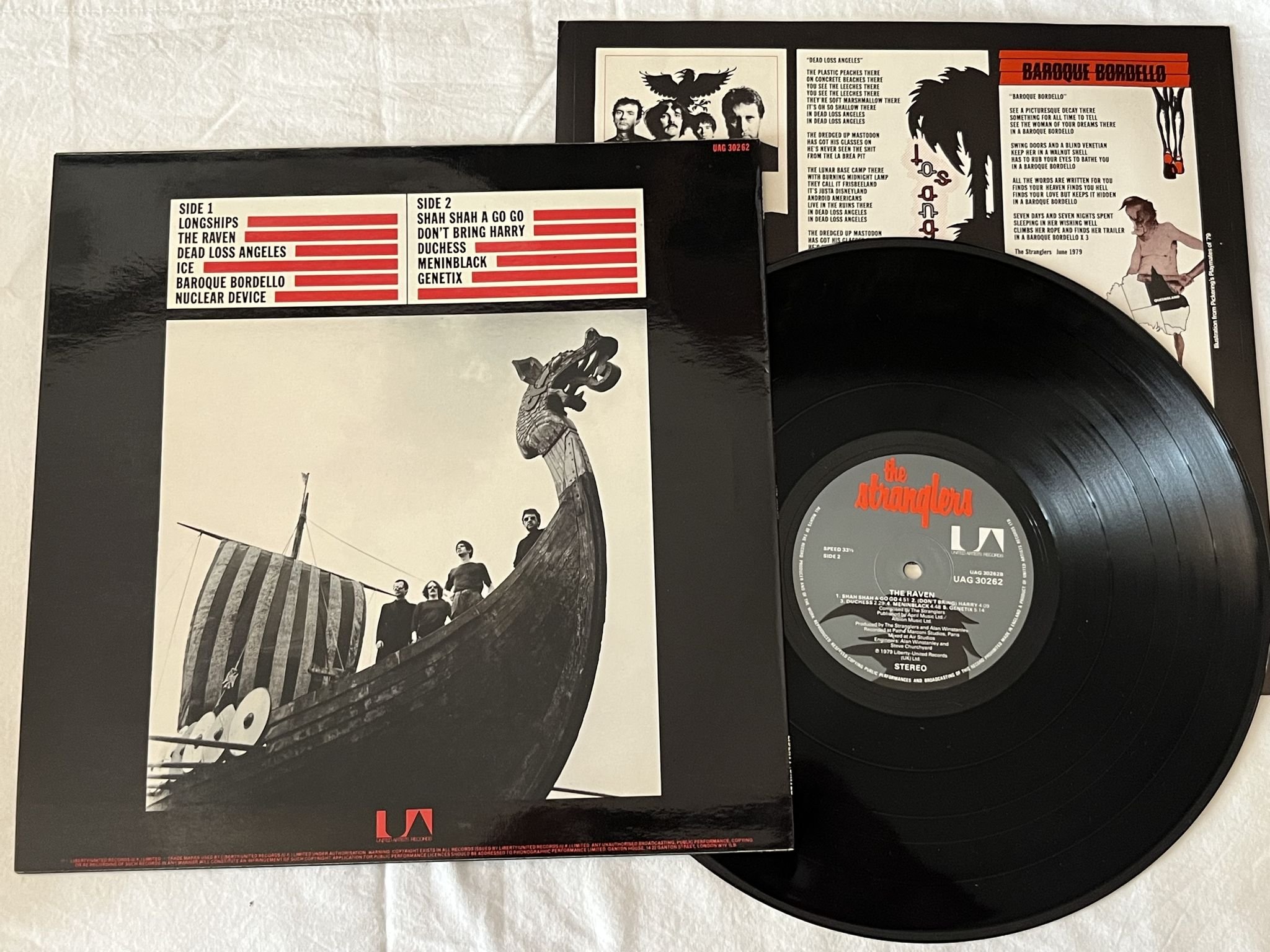 Omslagsbild för skivan THE STRANGLERS The Raven LP -79 UK united artists UAG 30262 *** 3D Sleeve ***