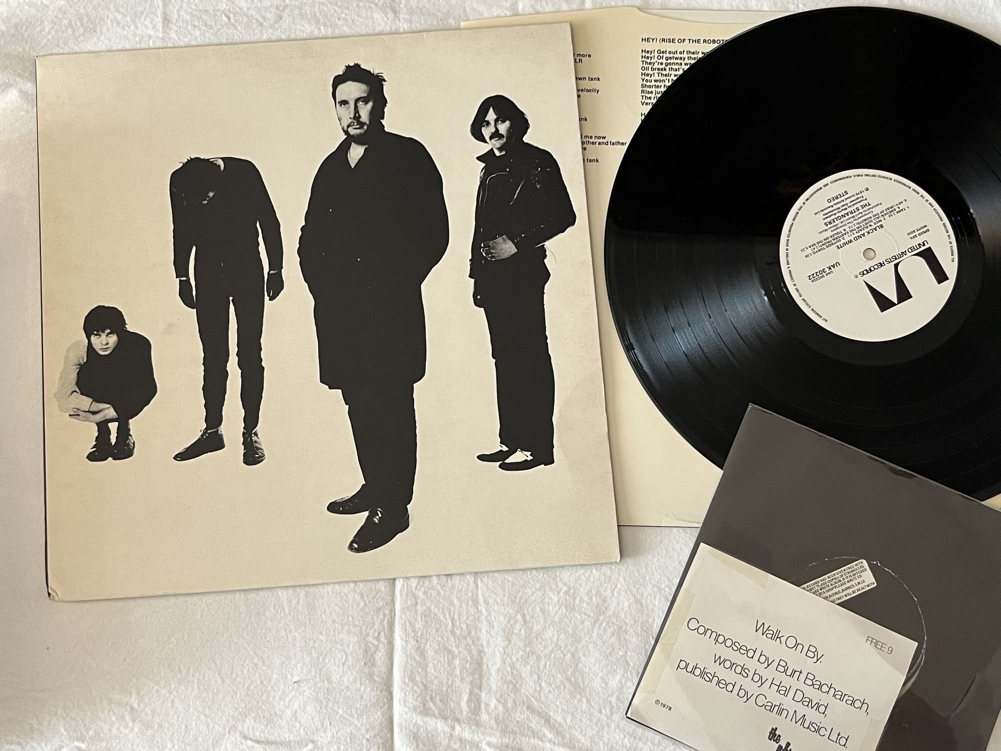 Omslagsbild för skivan THE STRANGLERS black & white LP + 7"single -78 UK united artists UAG 30222