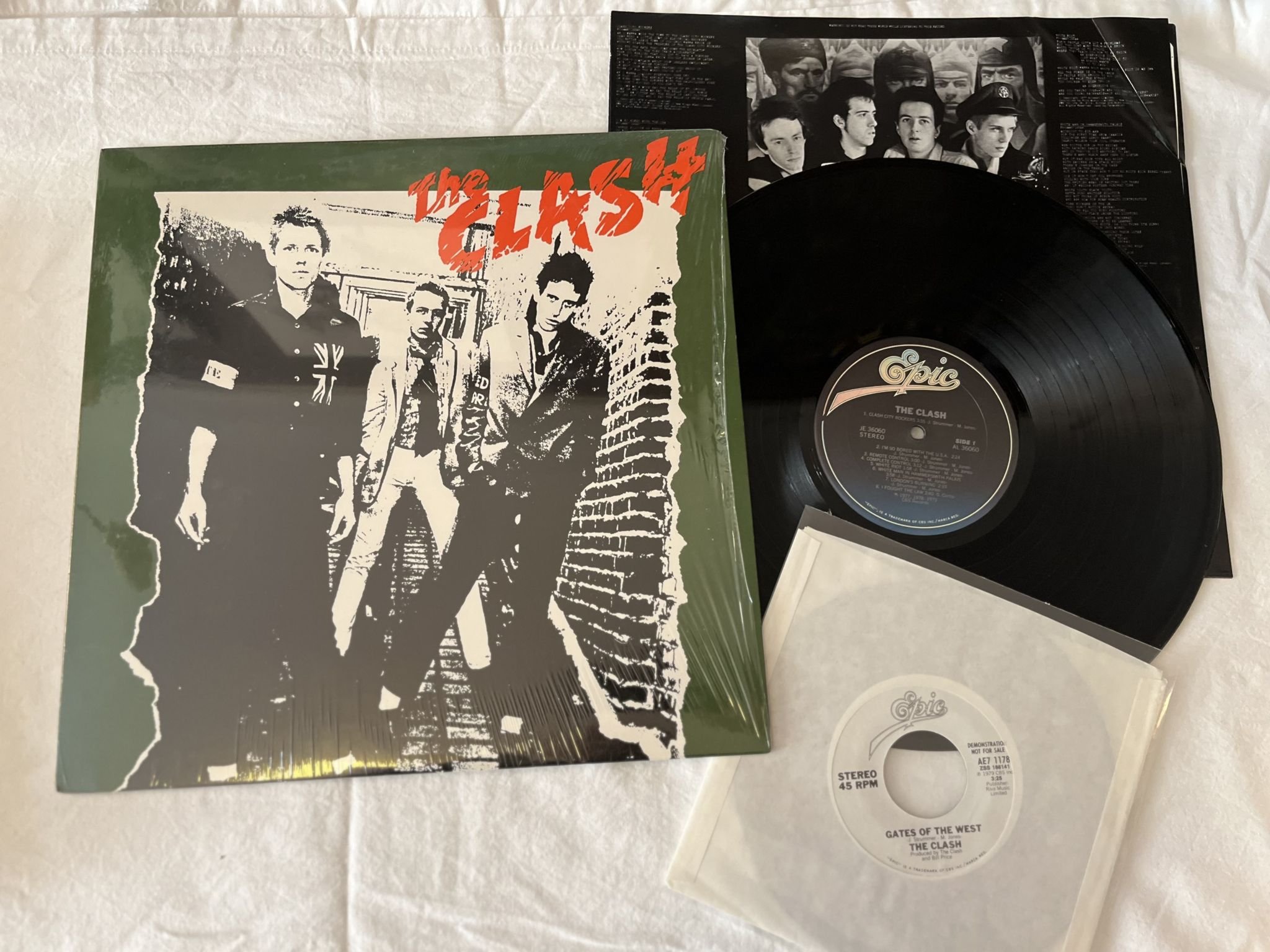 Omslagsbild för skivan THE CLASH s/t LP + 7"single US -79 US EPIC JE 36060