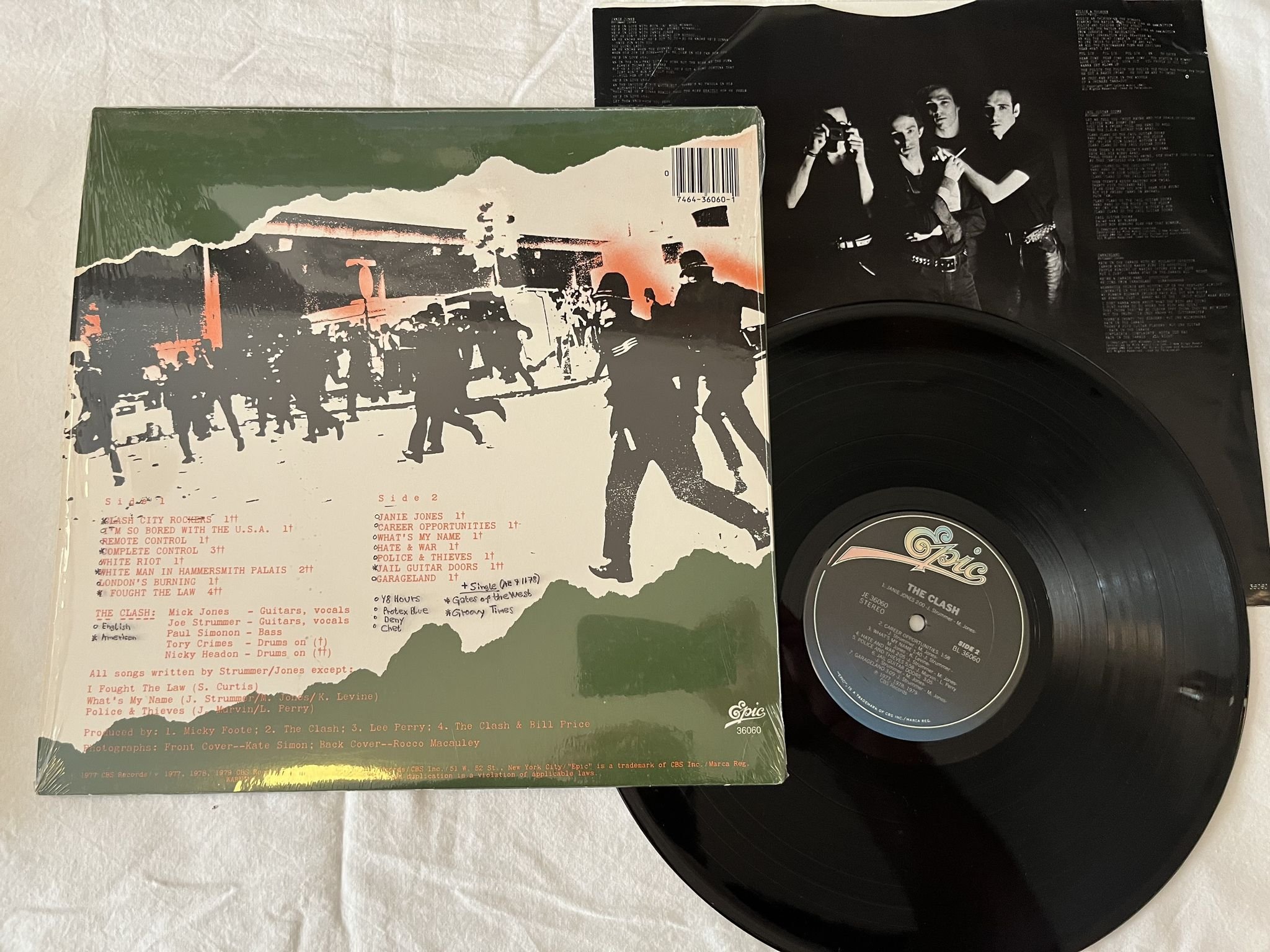 Omslagsbild för skivan THE CLASH s/t LP + 7"single US -79 US EPIC JE 36060