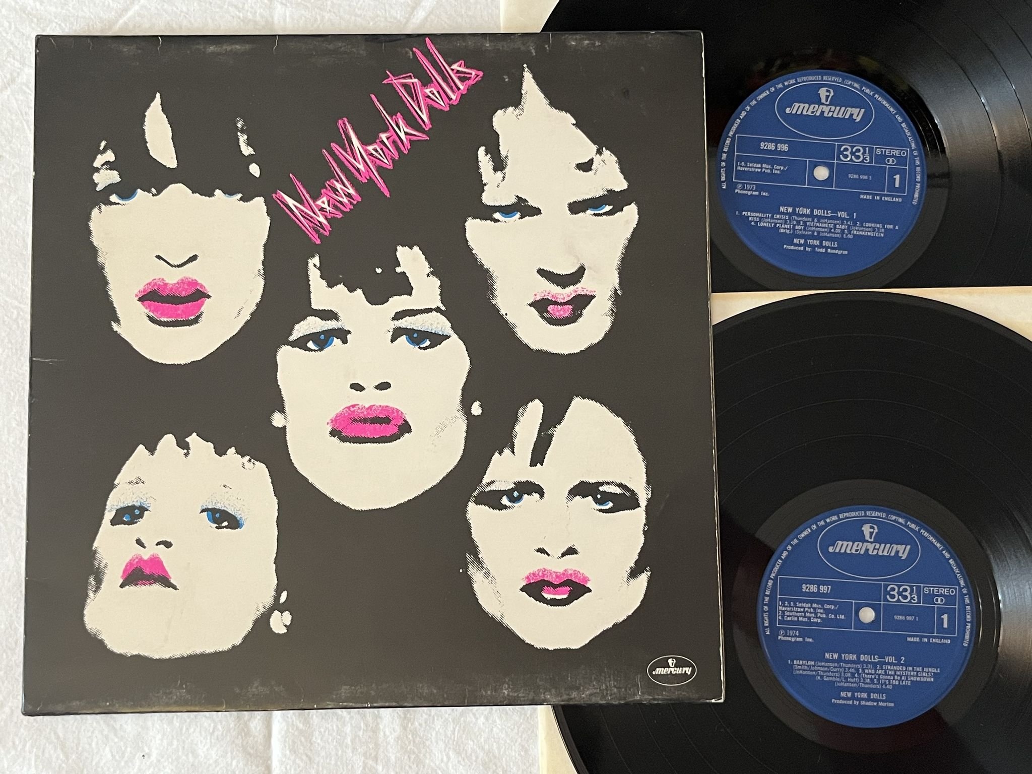 Omslagsbild för skivan NEW YORK DOLLS s/t 2xLP -77 UK MERCURY 6641 631 CF *** GLAM ROCK ***