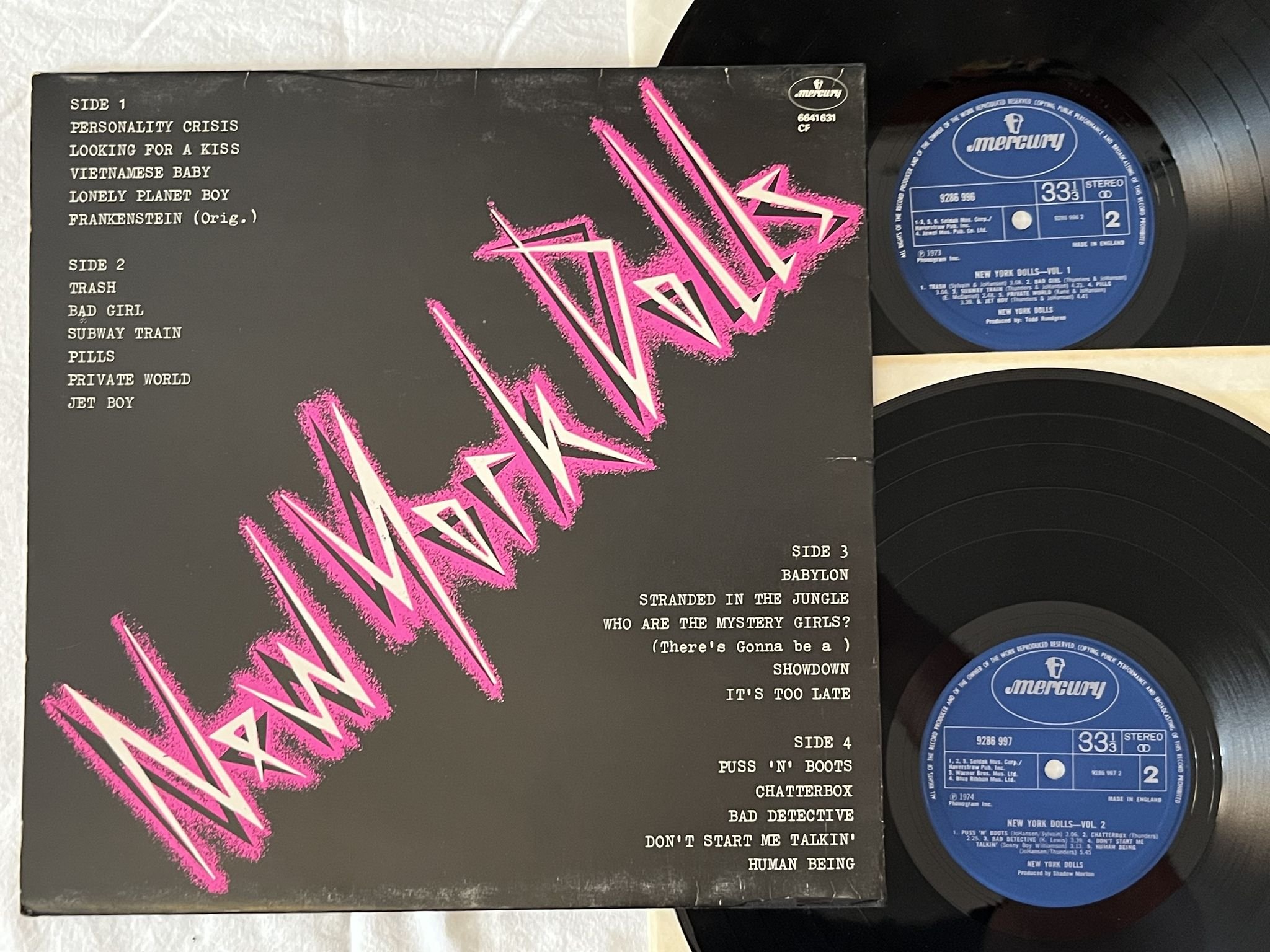 Omslagsbild för skivan NEW YORK DOLLS s/t 2xLP -77 UK MERCURY 6641 631 CF *** GLAM ROCK ***