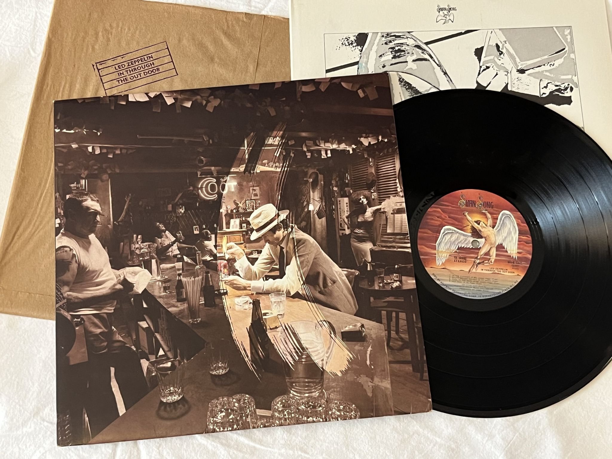 Omslagsbild för skivan LED ZEPPELIN in through the out door LP -79 US SWAN SONG SS 16002 ** B cover **