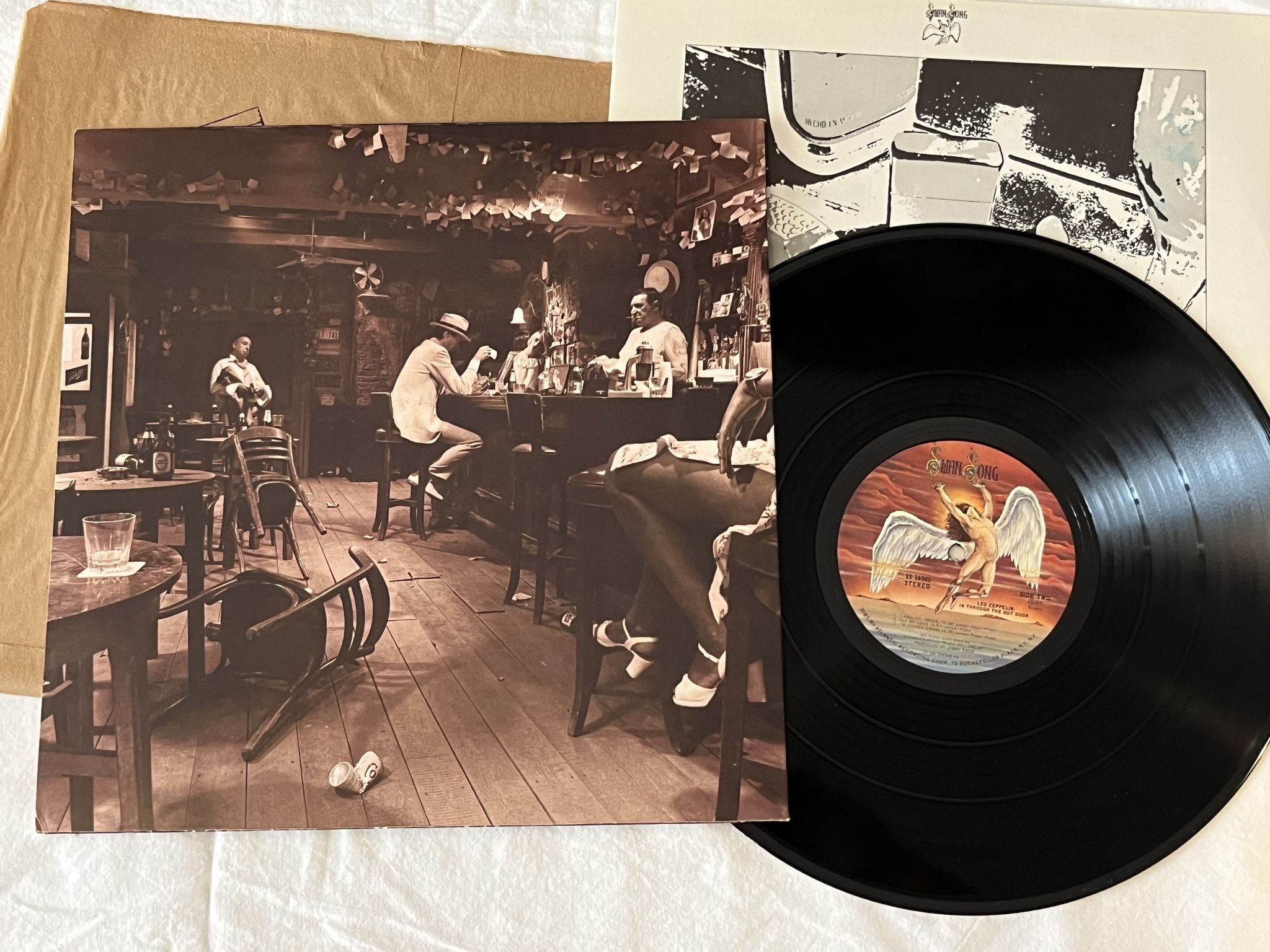 Omslagsbild för skivan LED ZEPPELIN in through the out door LP -79 US SWAN SONG SS 16002 ** B cover **