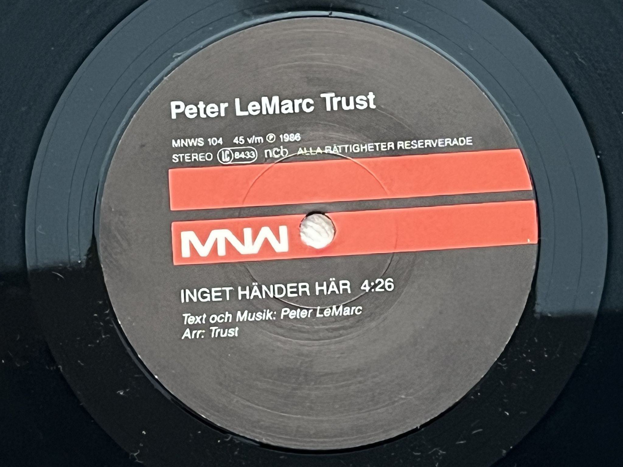 Omslagsbild för skivan PETER LeMARC TRUST inget händer här 7" -86 Swe MNW MNWS 104