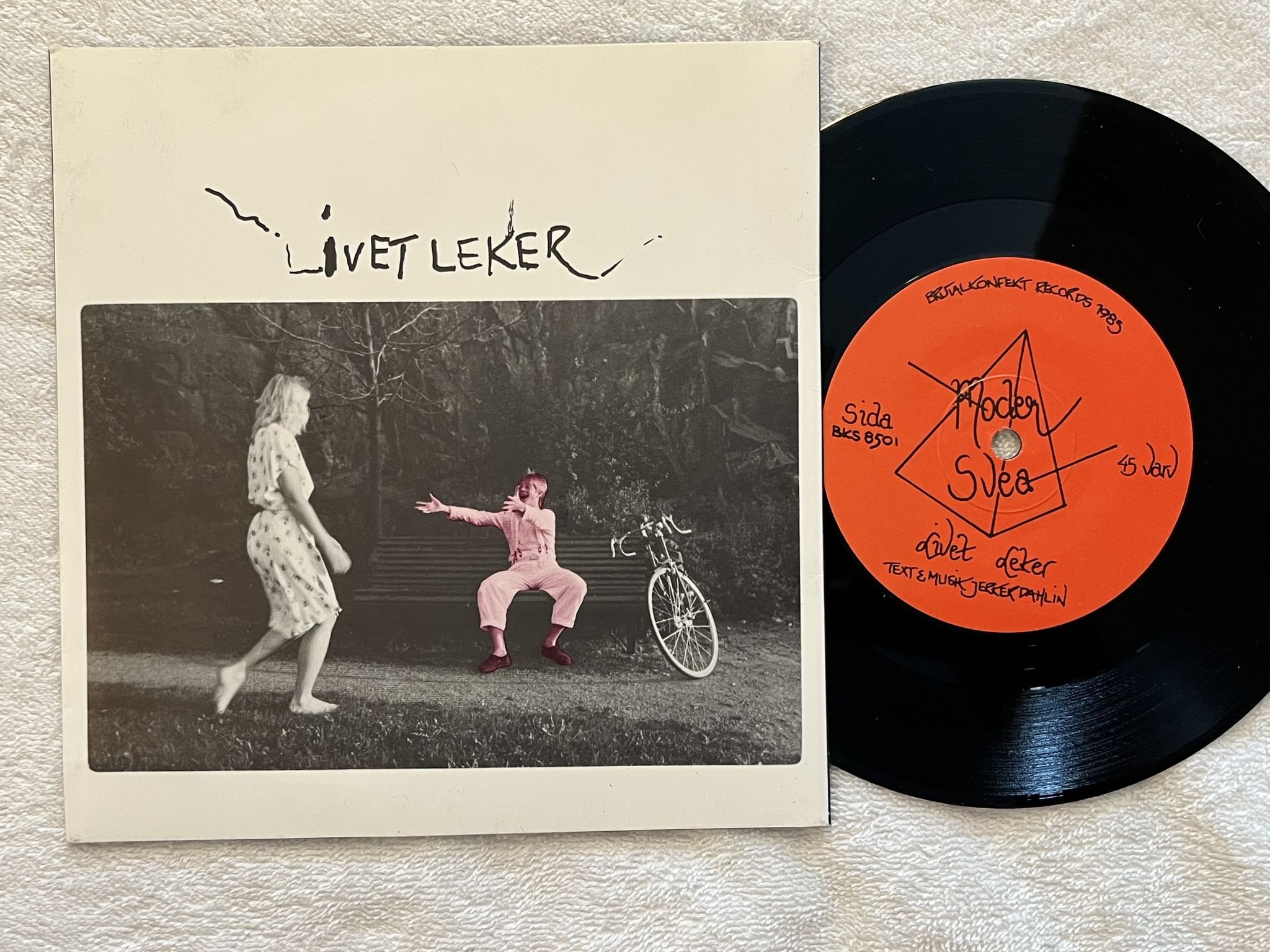 Omslagsbild för skivan MODER SVEA livet leker 7" -85 Swe BRUTALKONFEKT BKS 8501