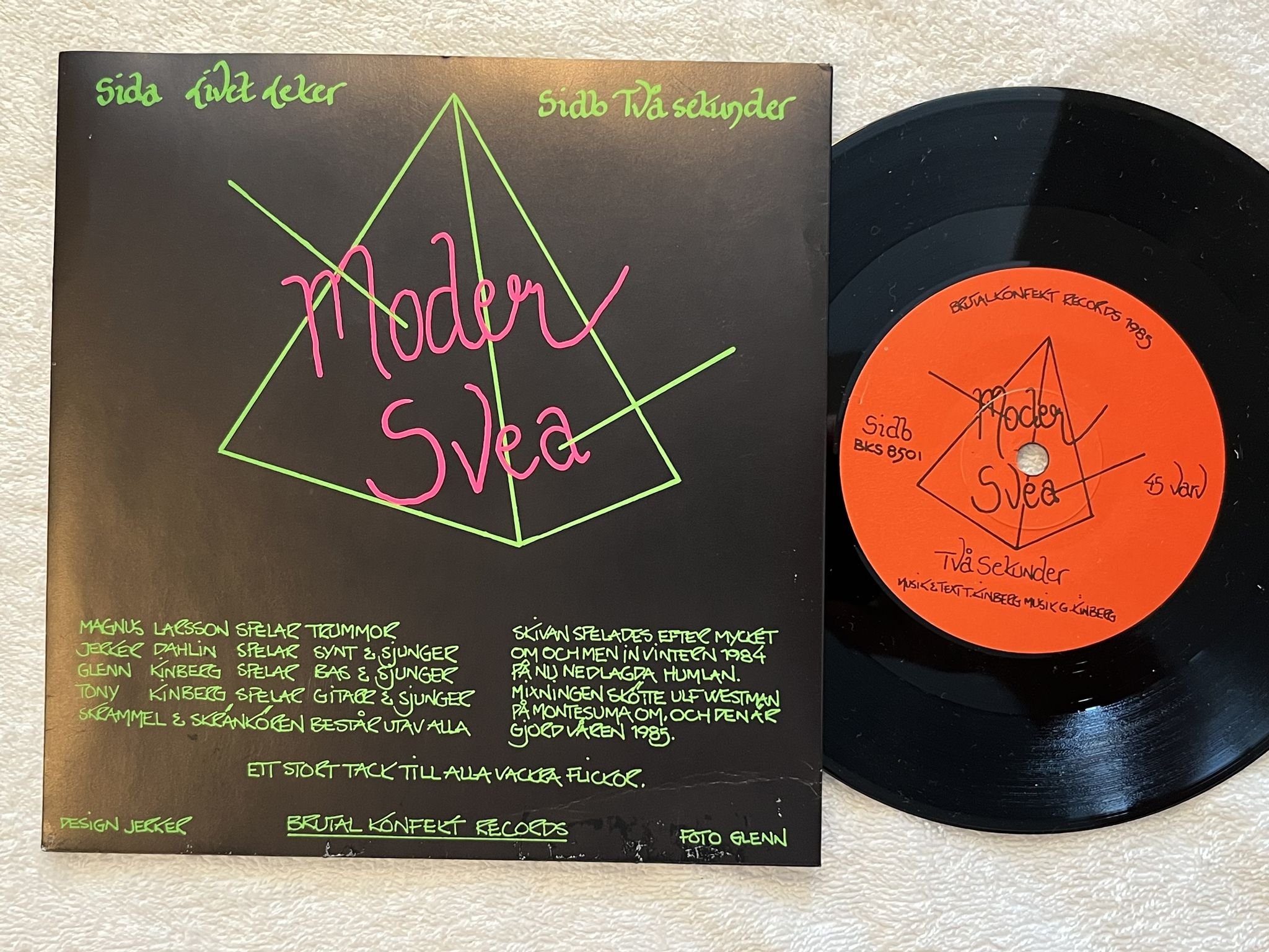 Omslagsbild för skivan MODER SVEA livet leker 7" -85 Swe BRUTALKONFEKT BKS 8501