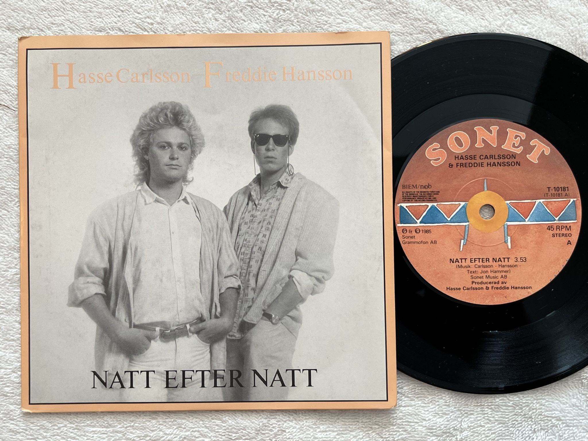 Omslagsbild för skivan HASSE CARLSSON / FREDDIE HANSSON natt efter natt 7" -85 SONET T-10181 * RARE *