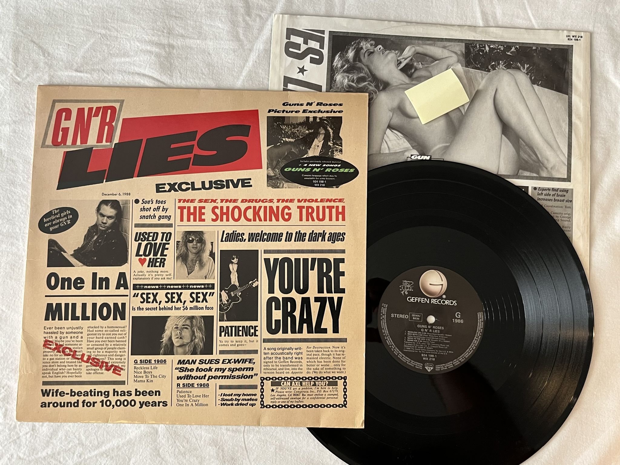 Omslagsbild för skivan GUNS N ROSES G n R lies LP -86 Ger GEFFEN 924 198-1 ** UNCENSORED INNER **